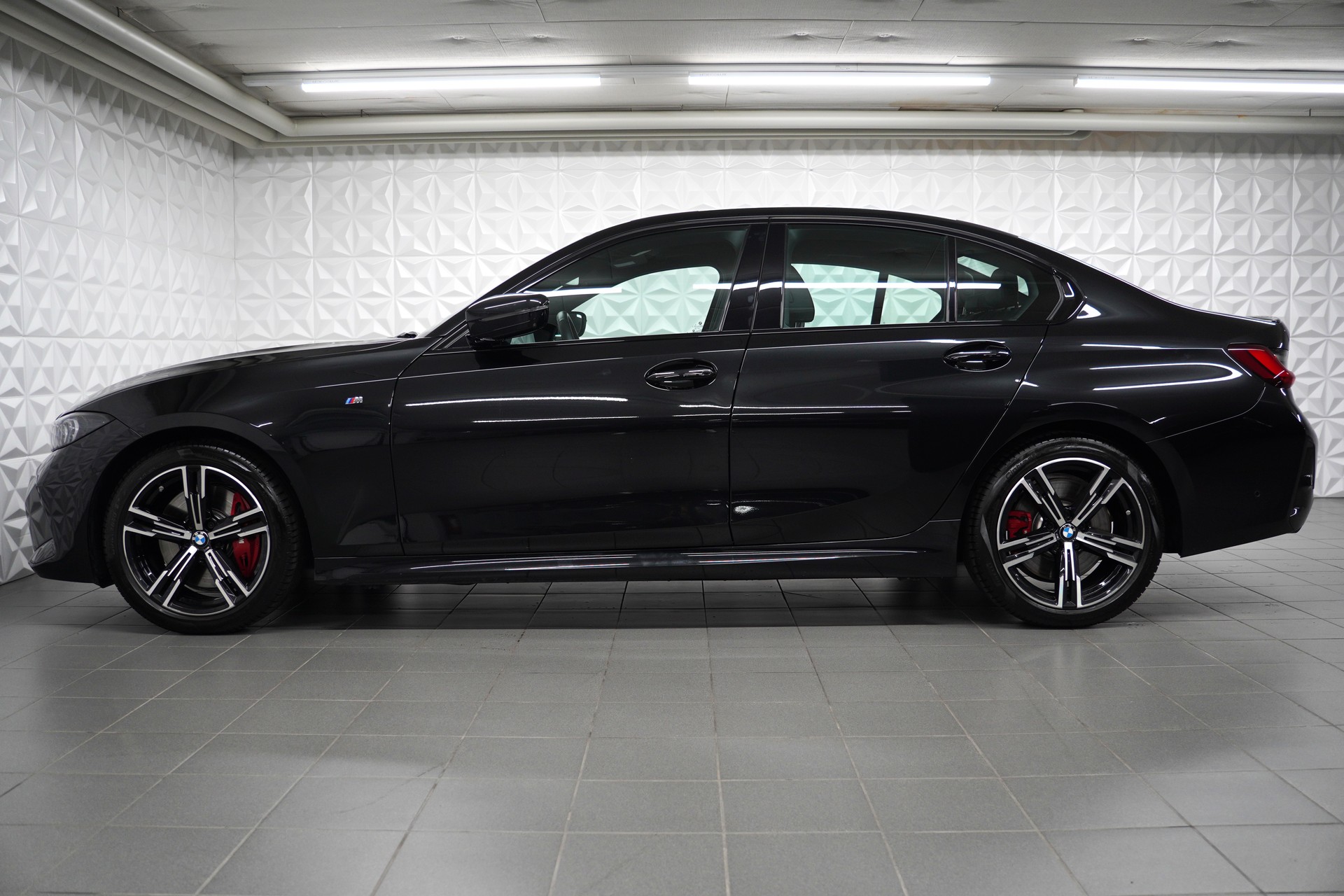 BMW 330d xDrive 48V Steptronic M Sport Pro-showroom-element-1
