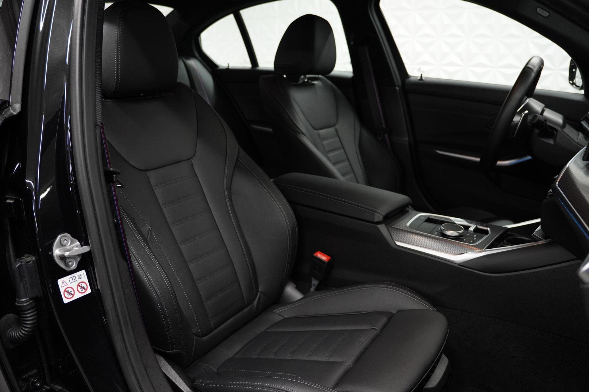 BMW 330d xDrive 48V Steptronic M Sport Pro-image-12