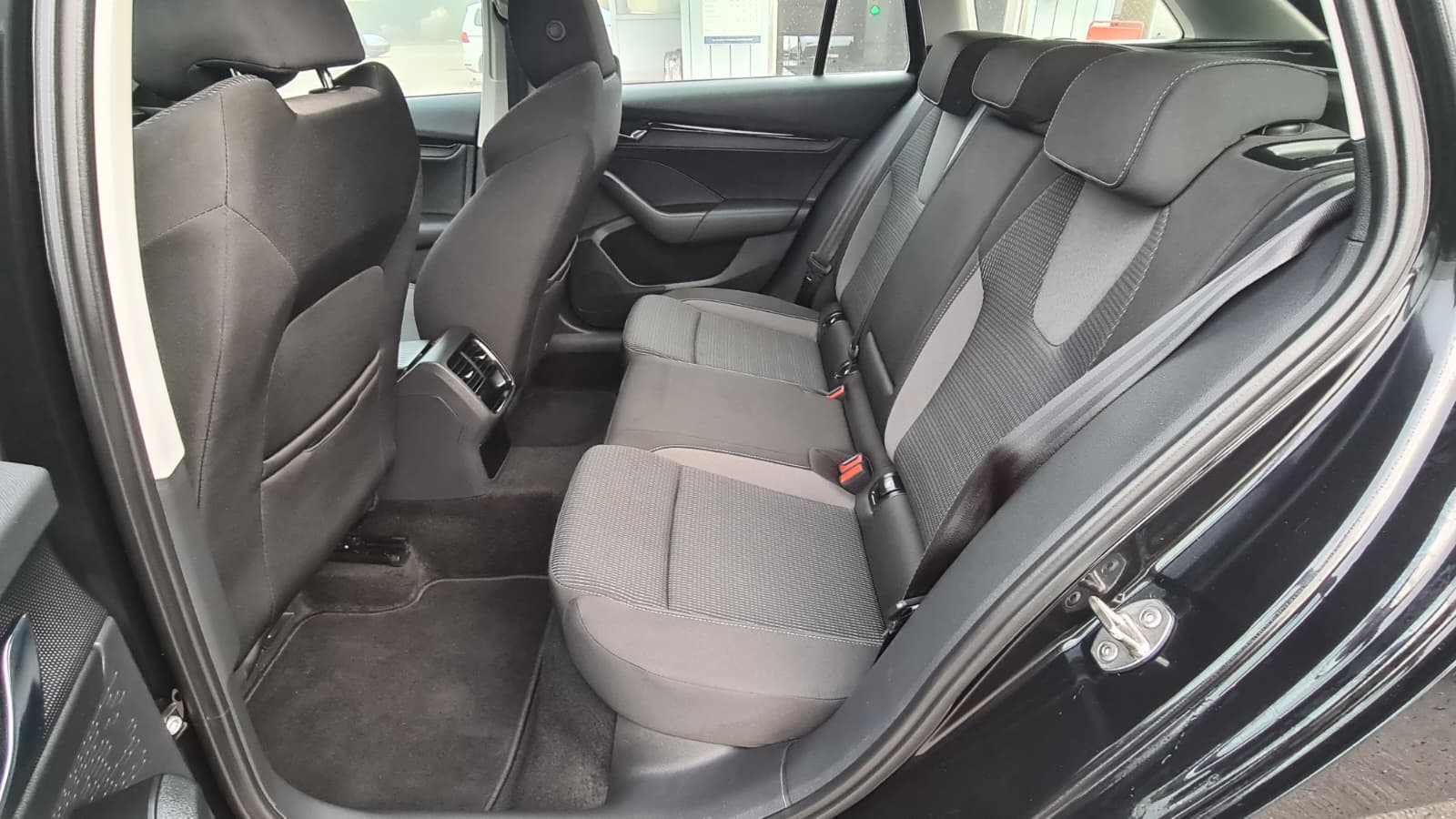 SKODA Octavia Combi 2.0 TDI DSG Ambition ** Gr-Navi ** RF-Kamera ** Sitzheizung ** Abstandsregelsysteme ** Neues Modell 2023 **-image-19