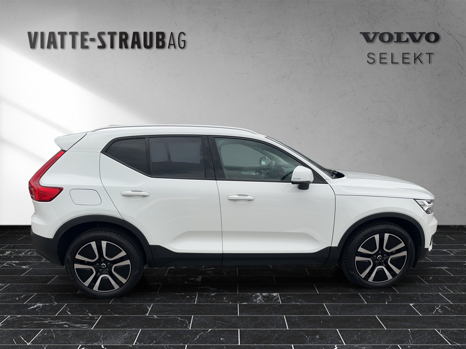 VOLVO XC40 2.0 B4 MH Momentum AWD-image-4