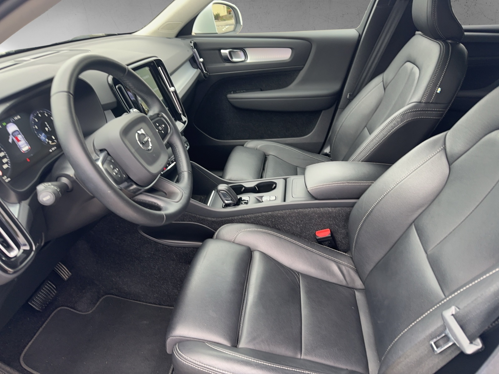 VOLVO XC40 2.0 B4 MH Momentum AWD-image-8