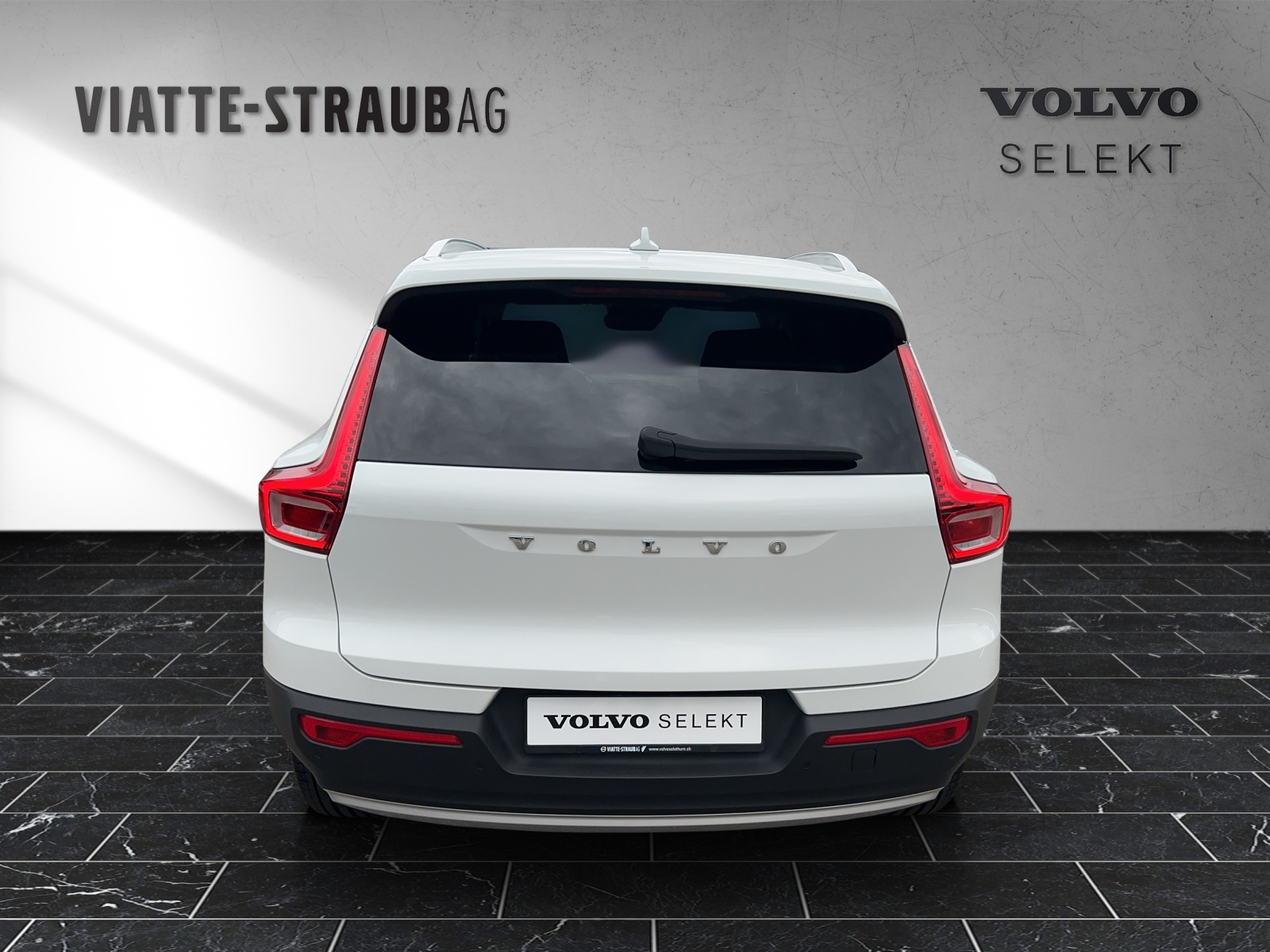 VOLVO XC40 2.0 B4 MH Momentum AWD-image-2