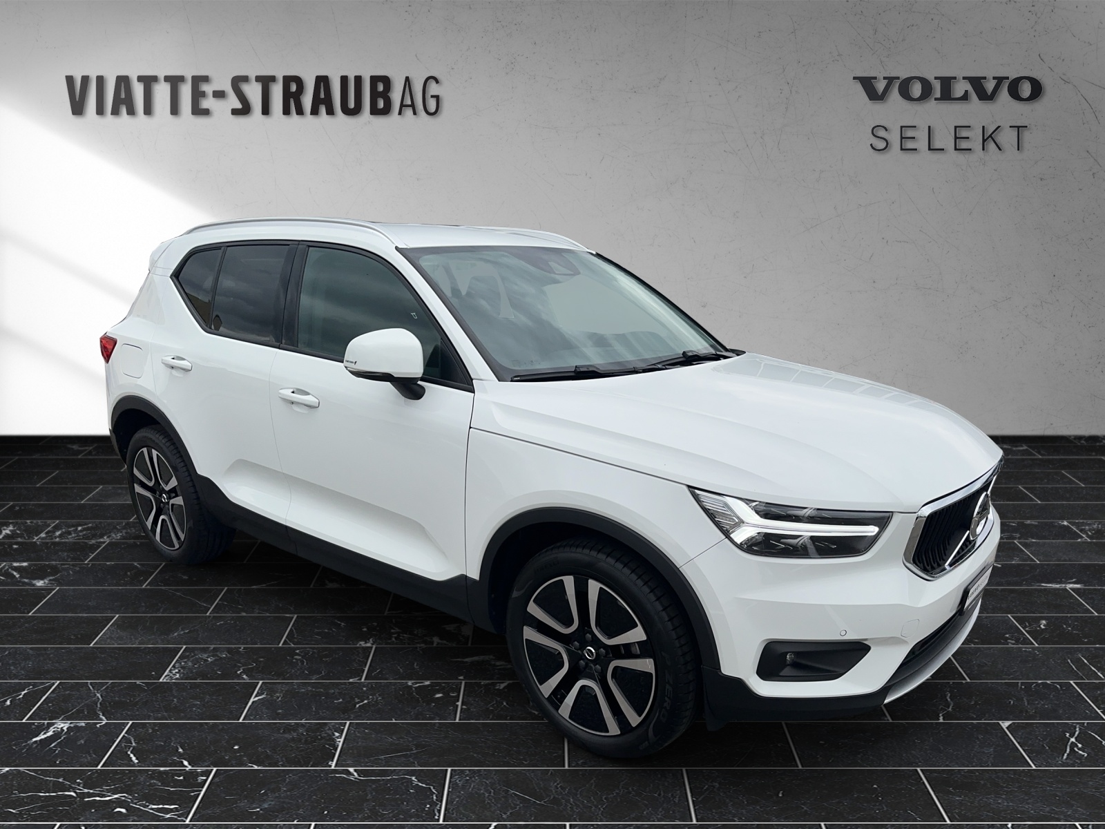 VOLVO XC40 2.0 B4 MH Momentum AWD-image-5