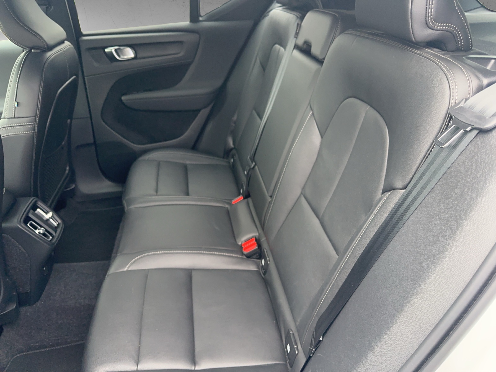 VOLVO XC40 2.0 B4 MH Momentum AWD-image-9