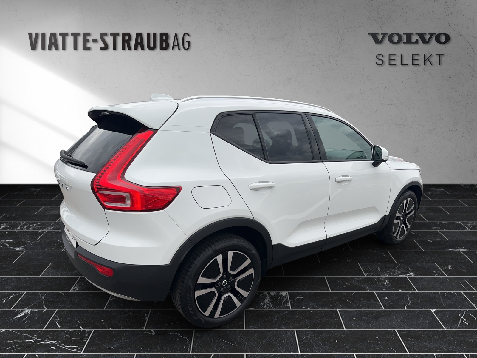 VOLVO XC40 2.0 B4 MH Momentum AWD-image-3