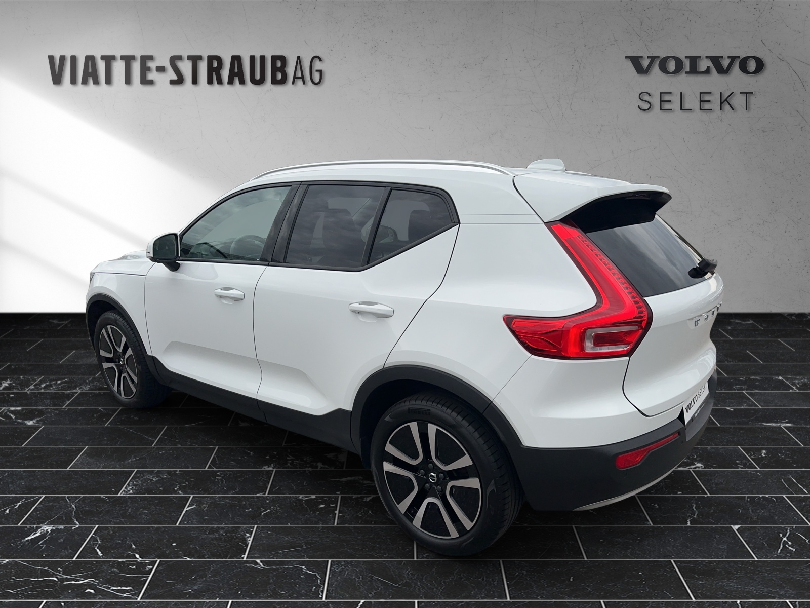 VOLVO XC40 2.0 B4 MH Momentum AWD-image-1