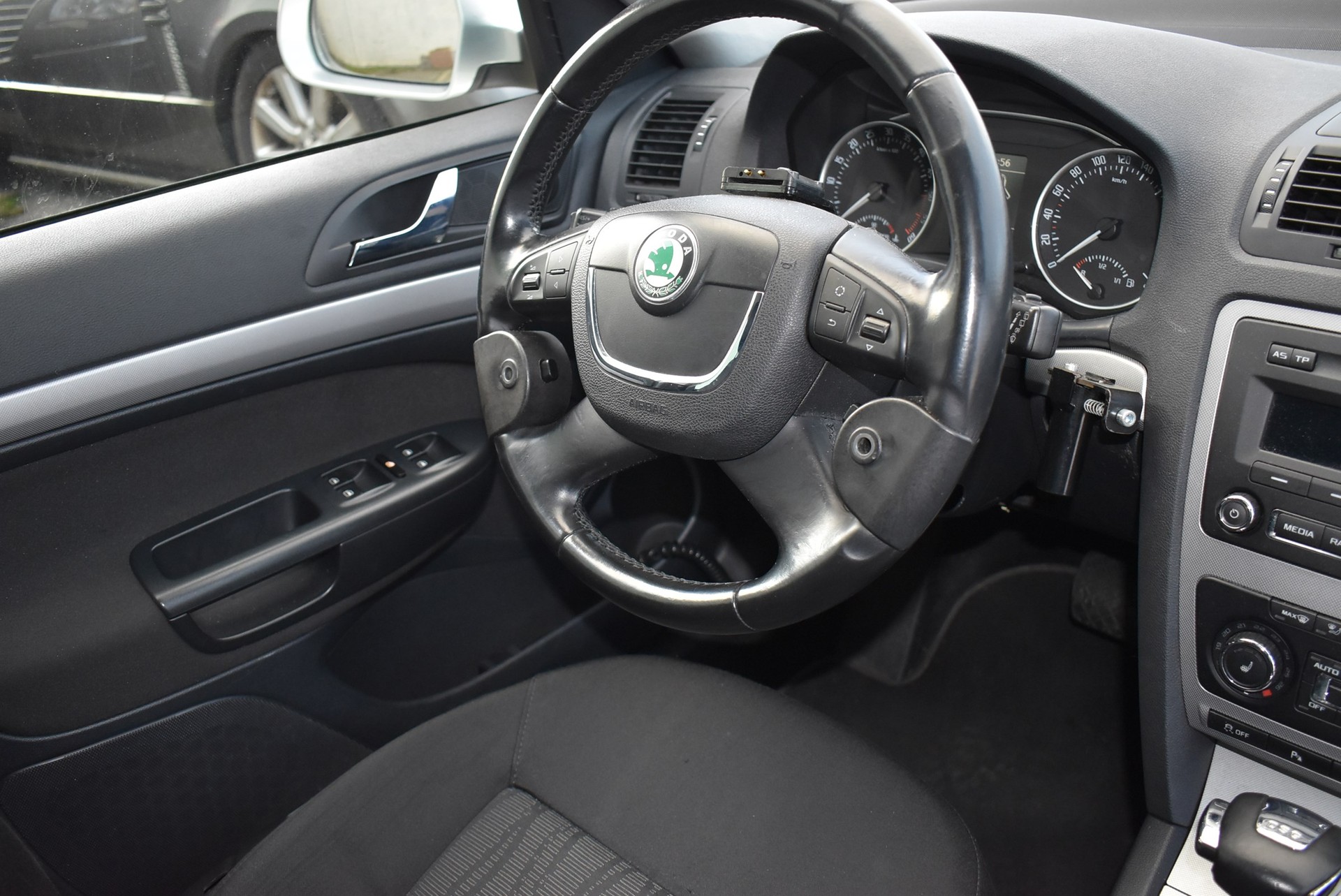 SKODA Octavia Combi 2.0 TDI Ambition DSG-image-12