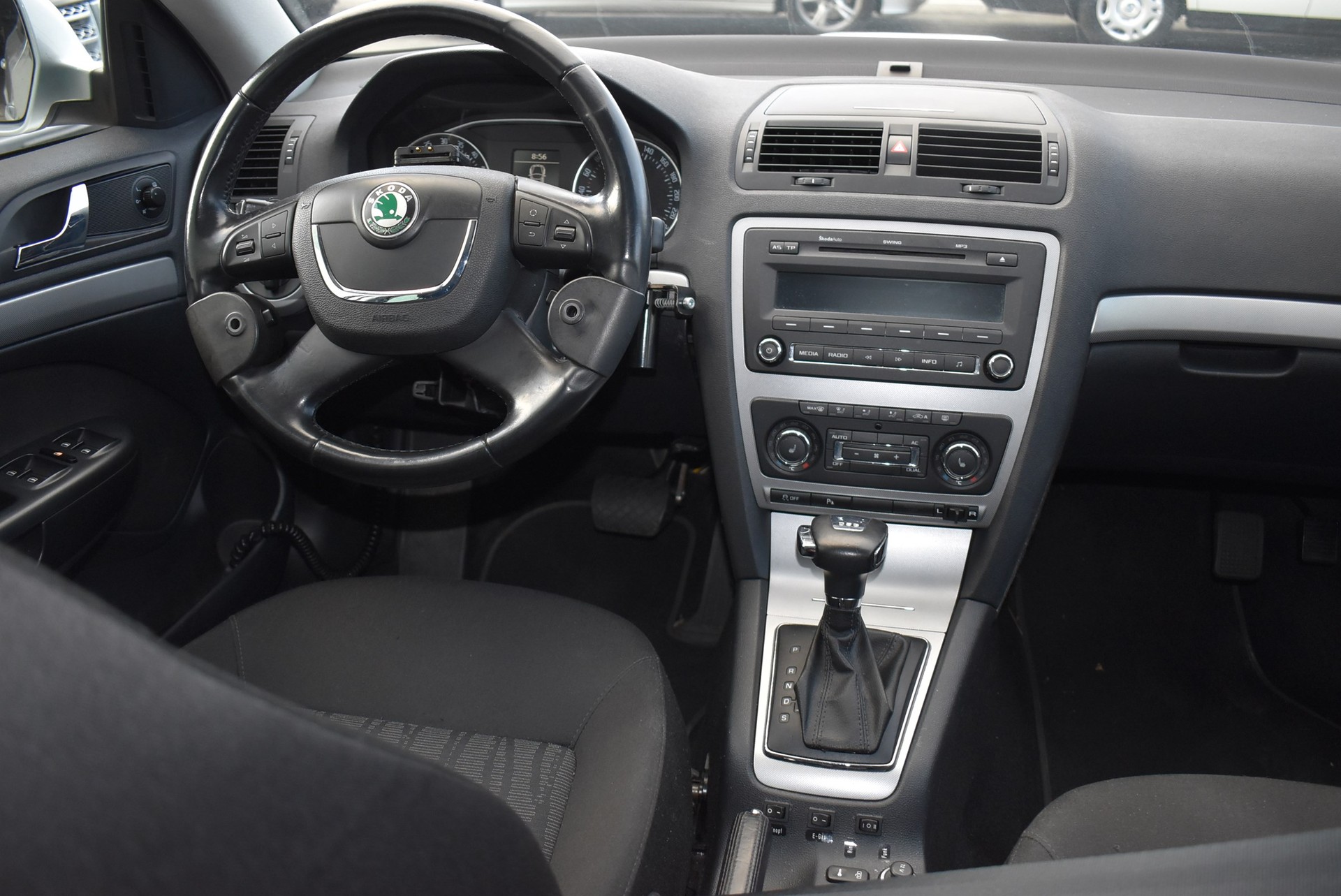 SKODA Octavia Combi 2.0 TDI Ambition DSG-image-14