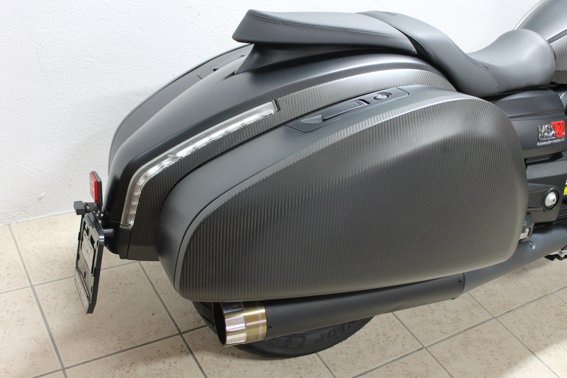 MOTO GUZZI MGX-21-showroom-element-3