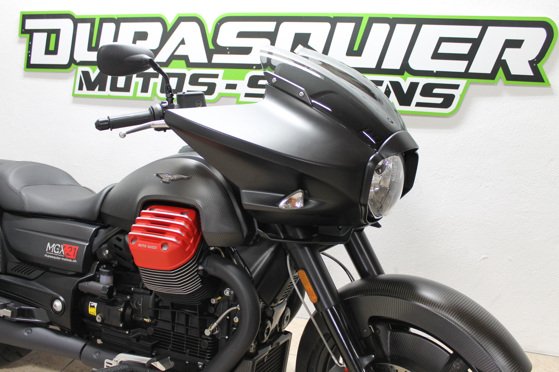 MOTO GUZZI MGX-21-showroom-element-1