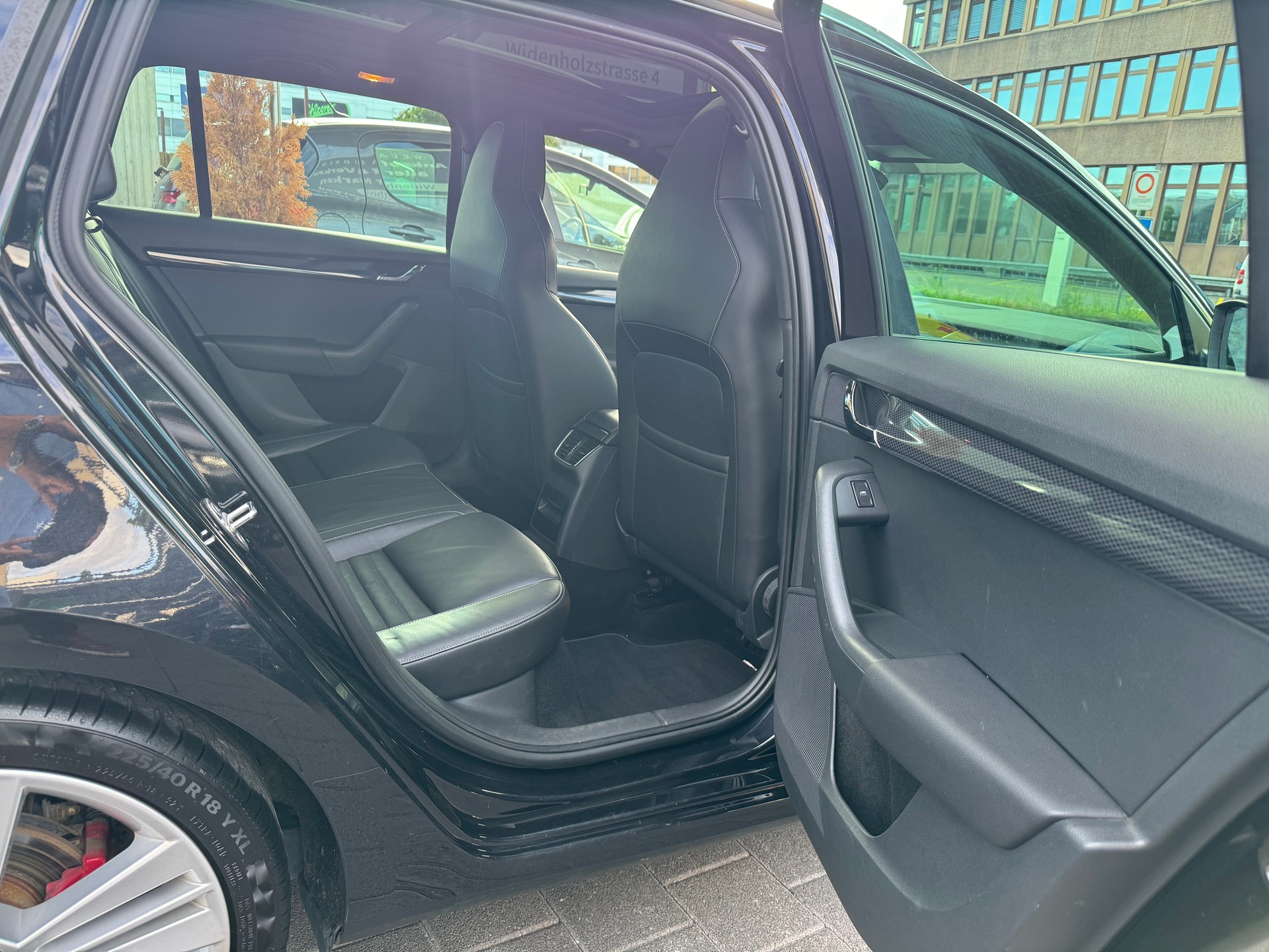 SKODA Octavia Combi 2.0 TSI RS DSG-image-10
