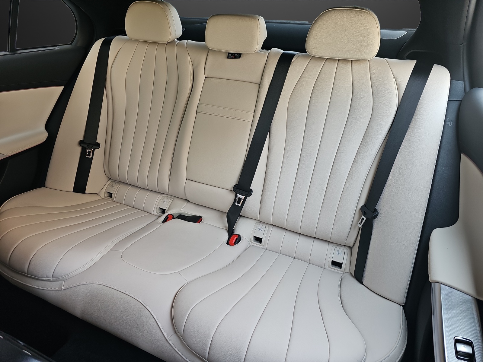 MERCEDES-BENZ E 220 d 4Matic 9G-Tronic-image-13
