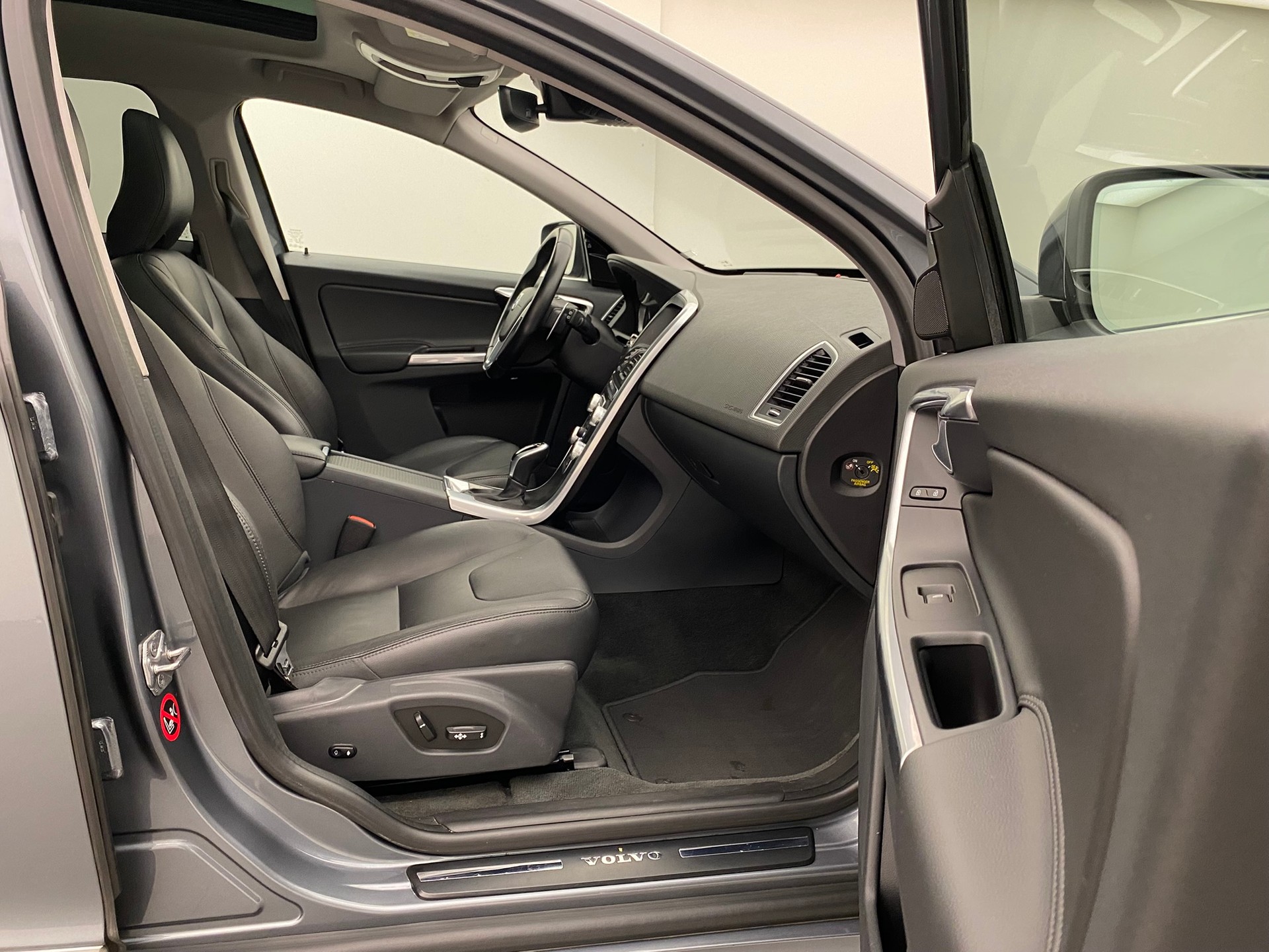 VOLVO XC60 D5 AWD Summum-image-11