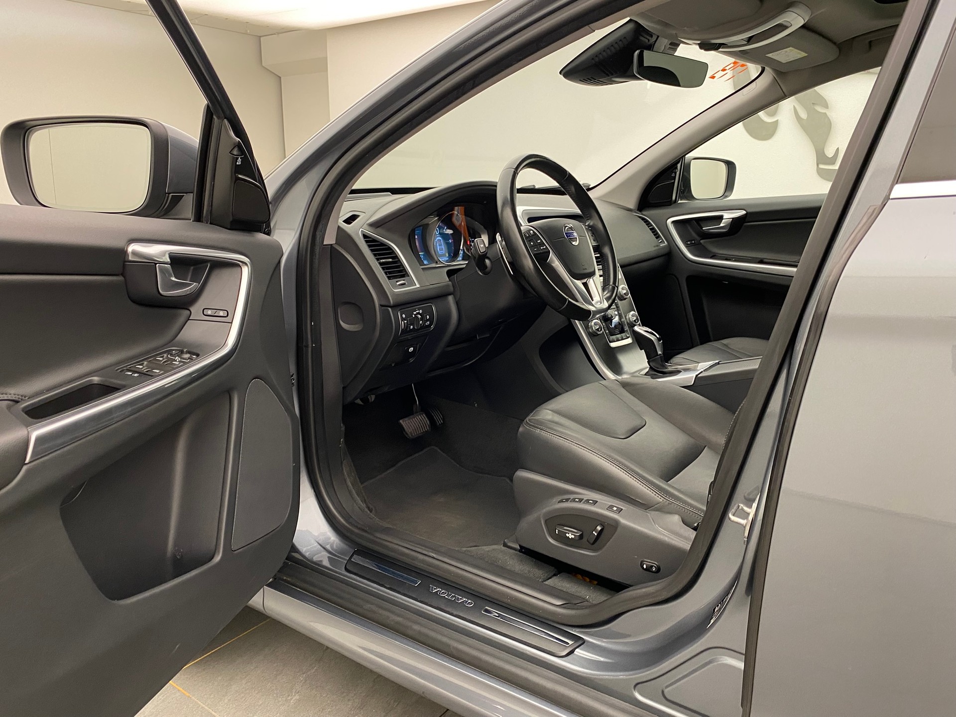 VOLVO XC60 D5 AWD Summum-image-10