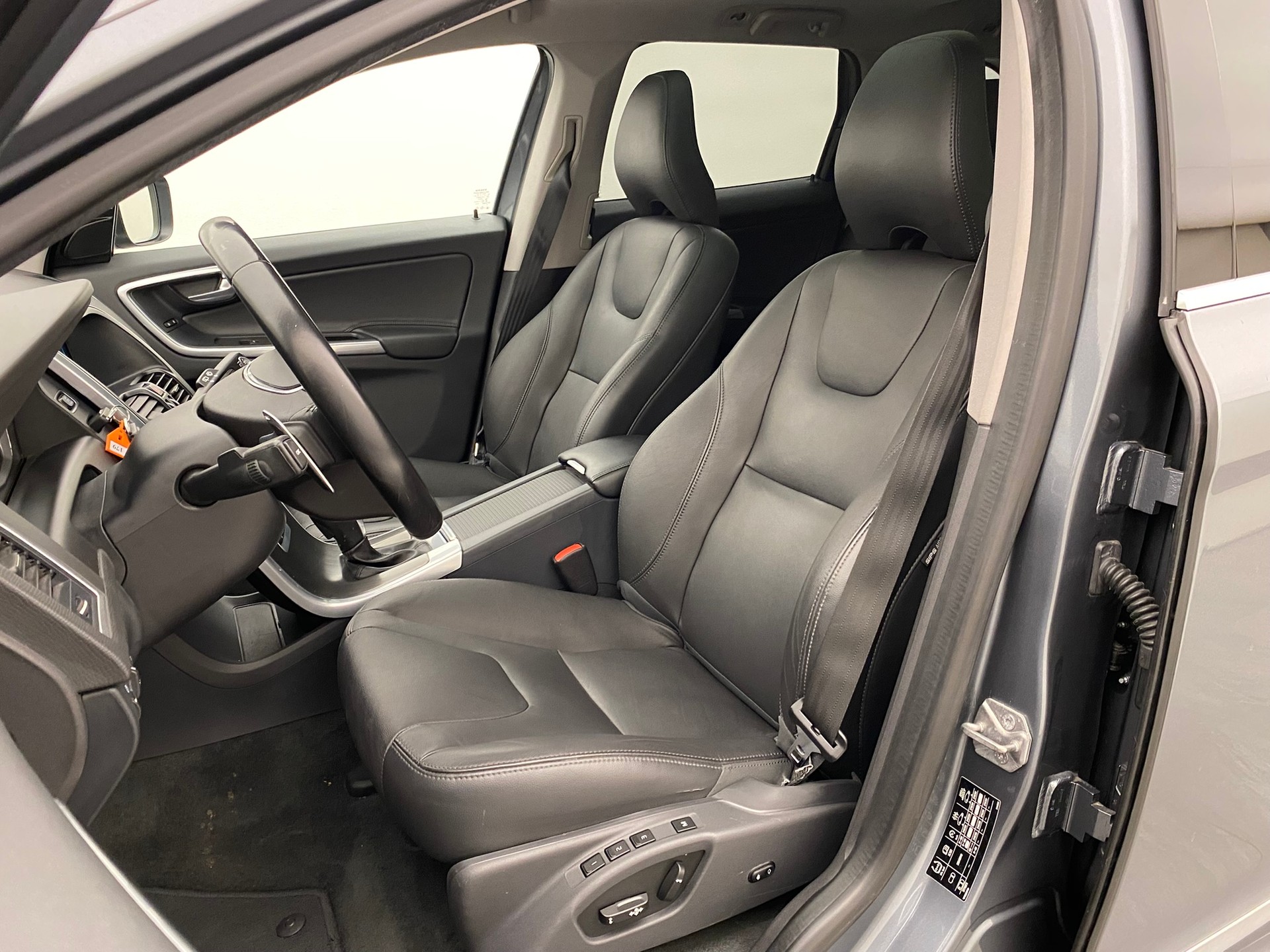 VOLVO XC60 D5 AWD Summum-image-9