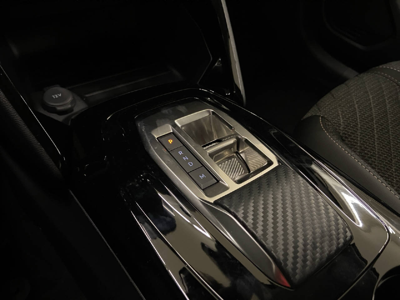 PEUGEOT 208 1.2 Hybrid Allure Premium-image-8