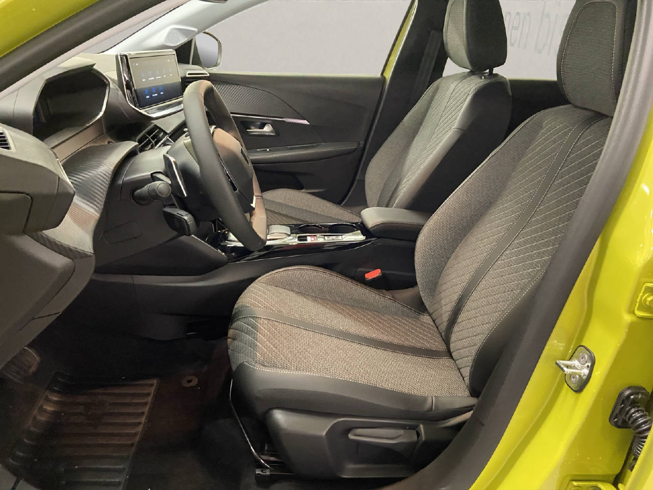 PEUGEOT 208 1.2 Hybrid Allure Premium-image-4