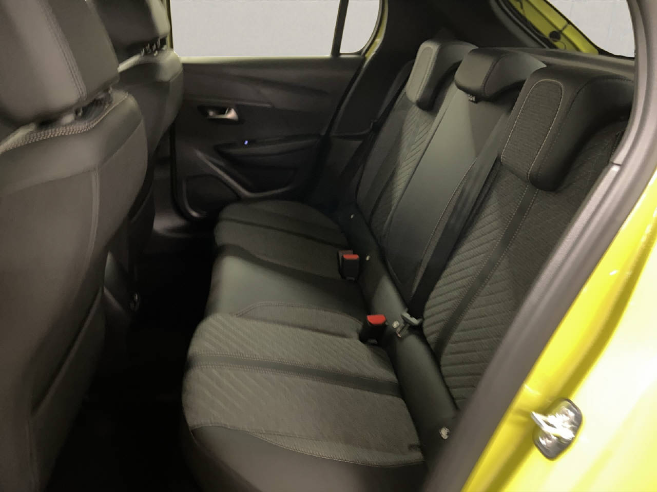 PEUGEOT 208 1.2 Hybrid Allure Premium-image-10