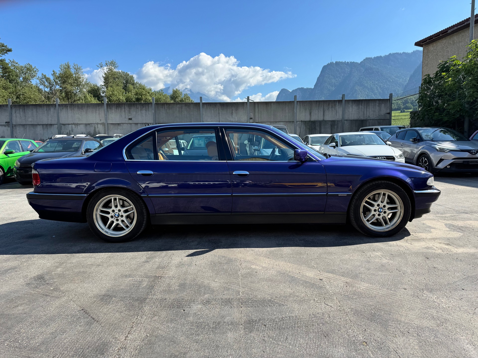 BMW 750iL-image-2