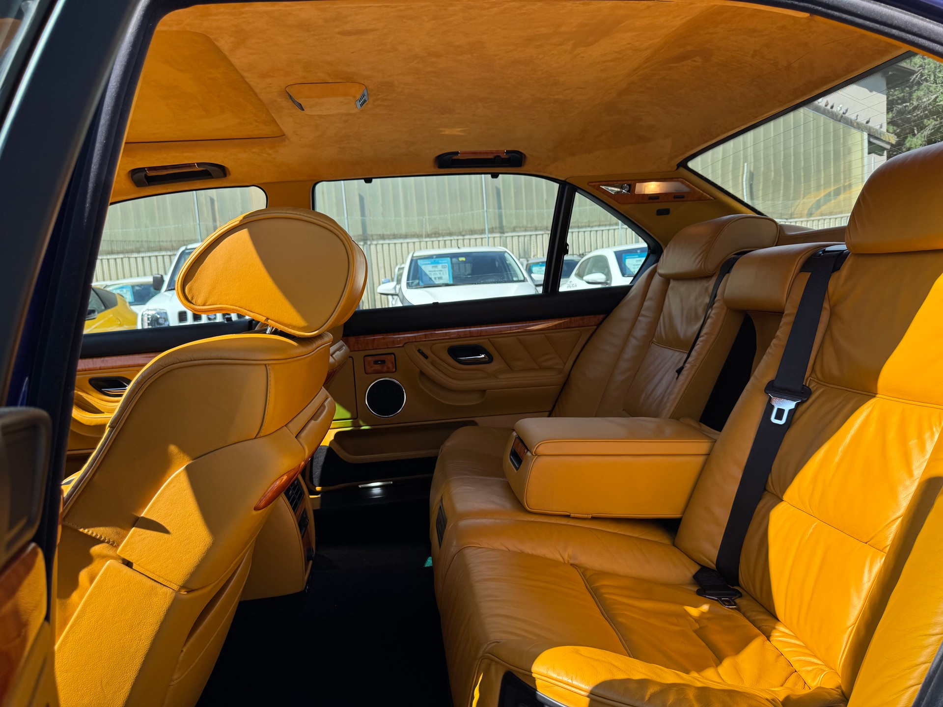 BMW 750iL-image-9