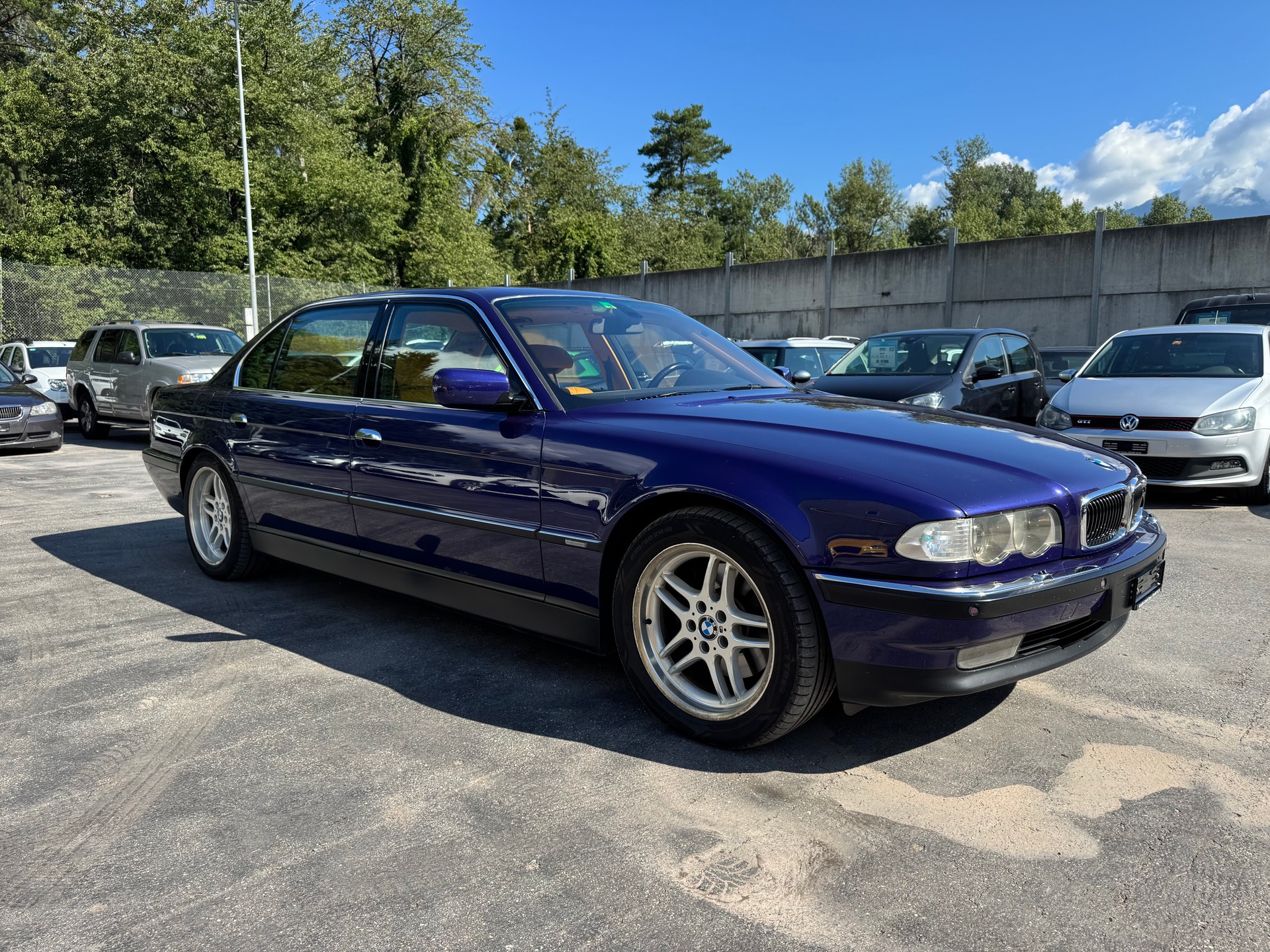 BMW 750iL-image-1