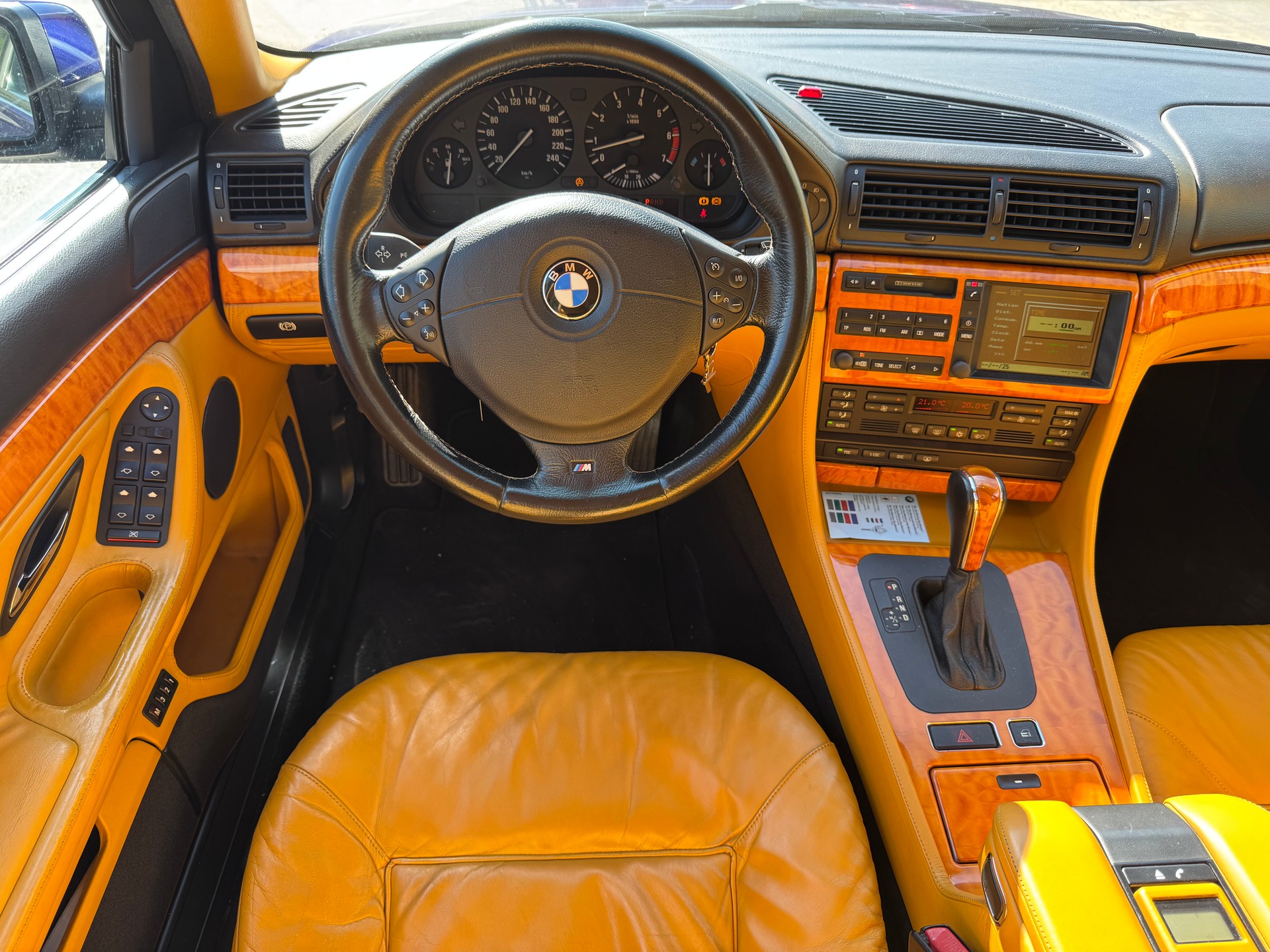 BMW 750iL-image-12