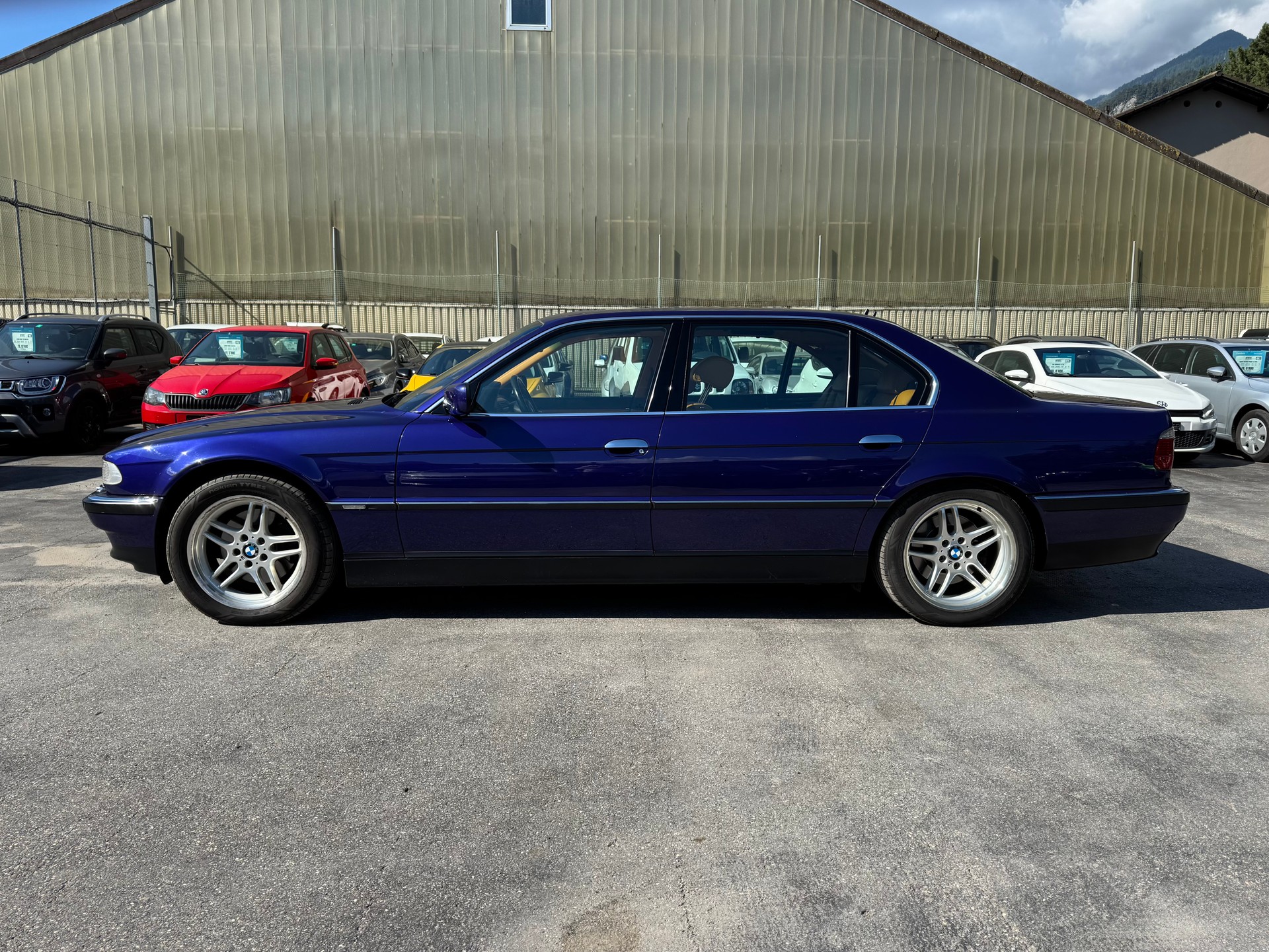 BMW 750iL-image-6