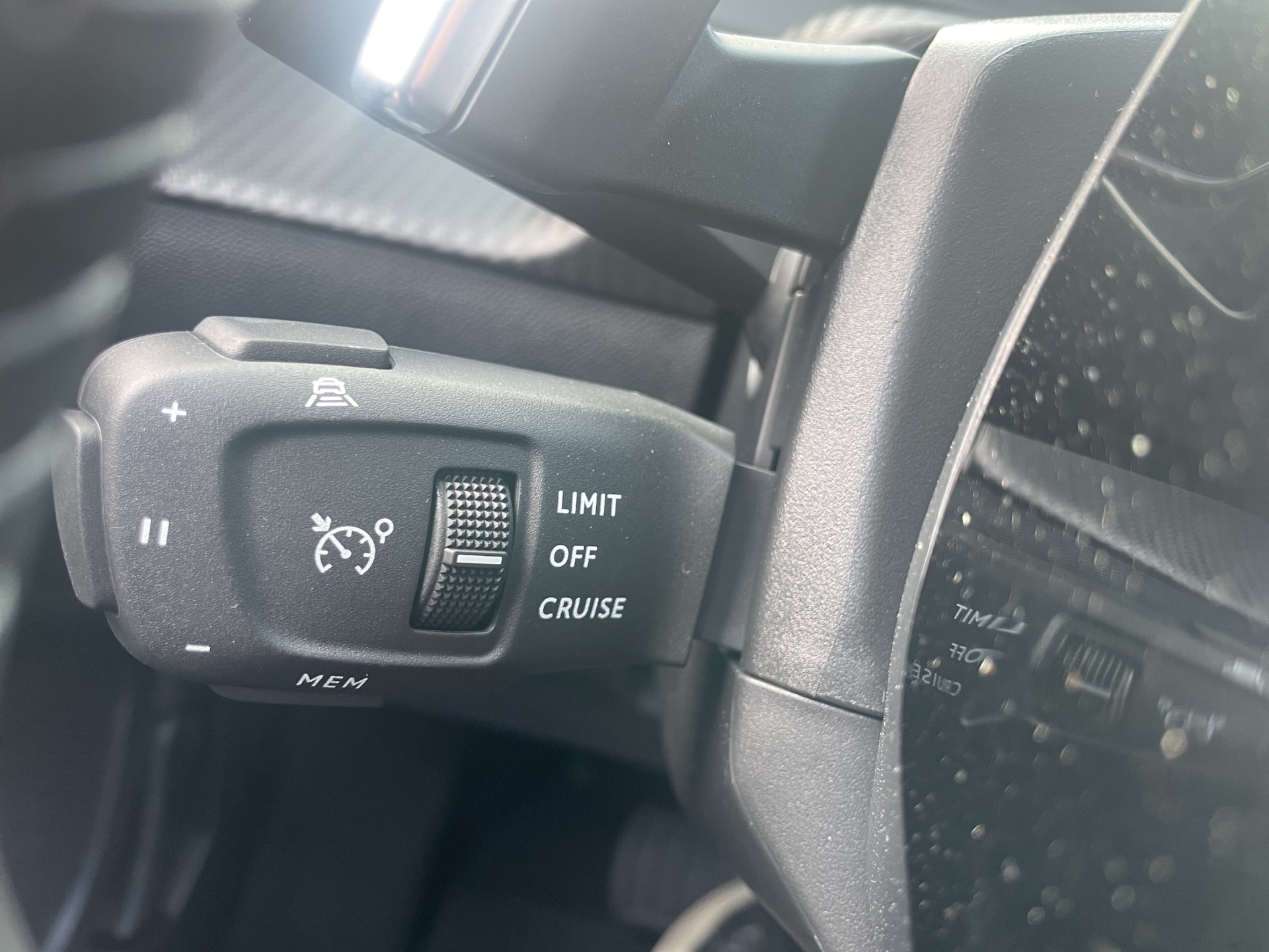 PEUGEOT 2008 1.2 Hybrid Allure Premium-image-7