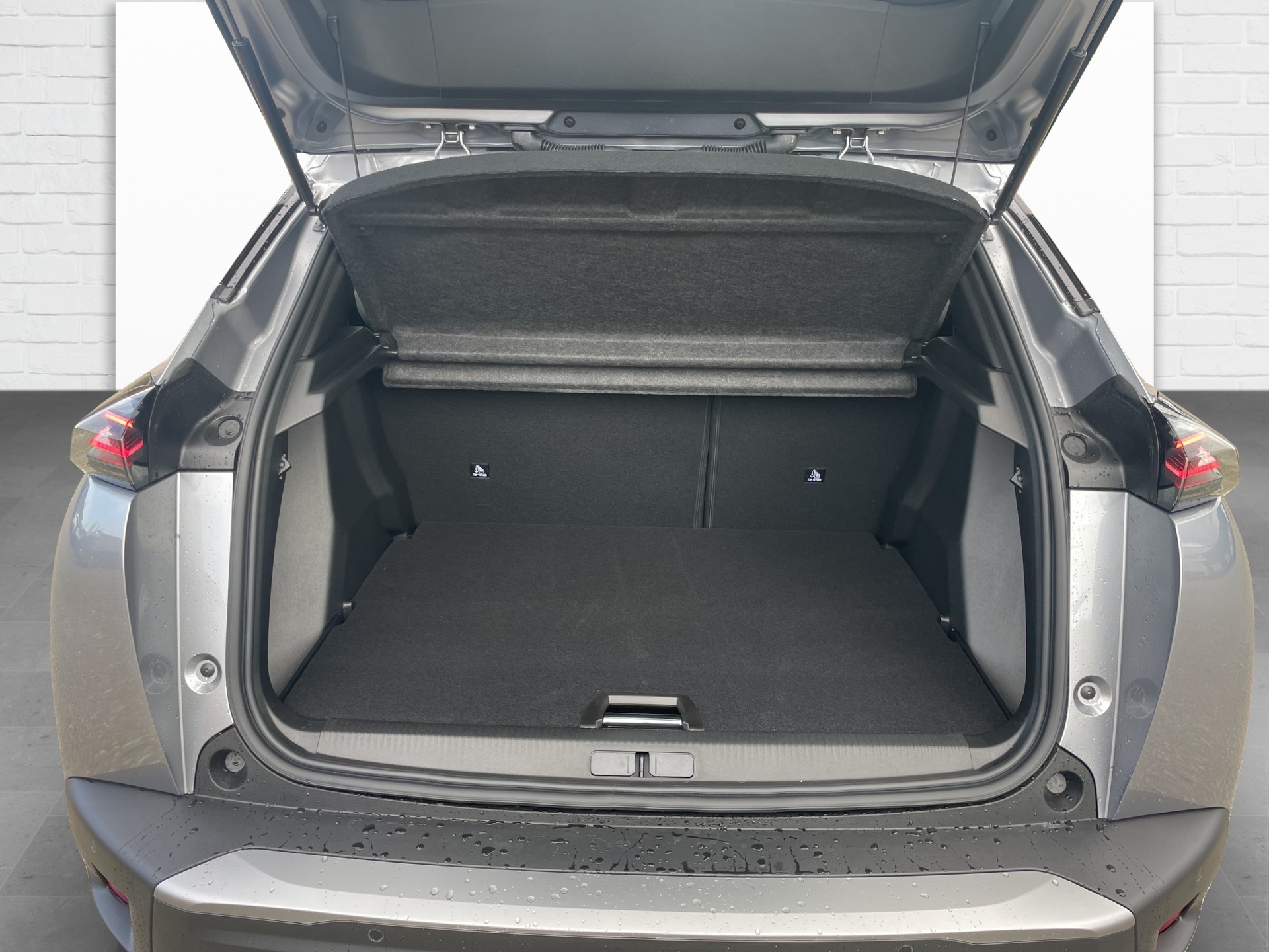 PEUGEOT 2008 1.2 Hybrid Allure Premium-image-11