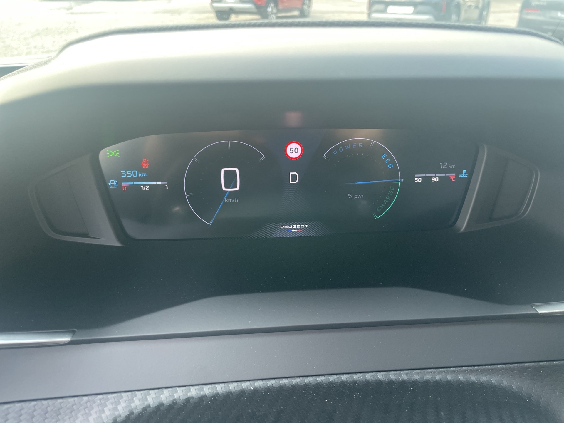 PEUGEOT 2008 1.2 Hybrid Allure Premium-image-5