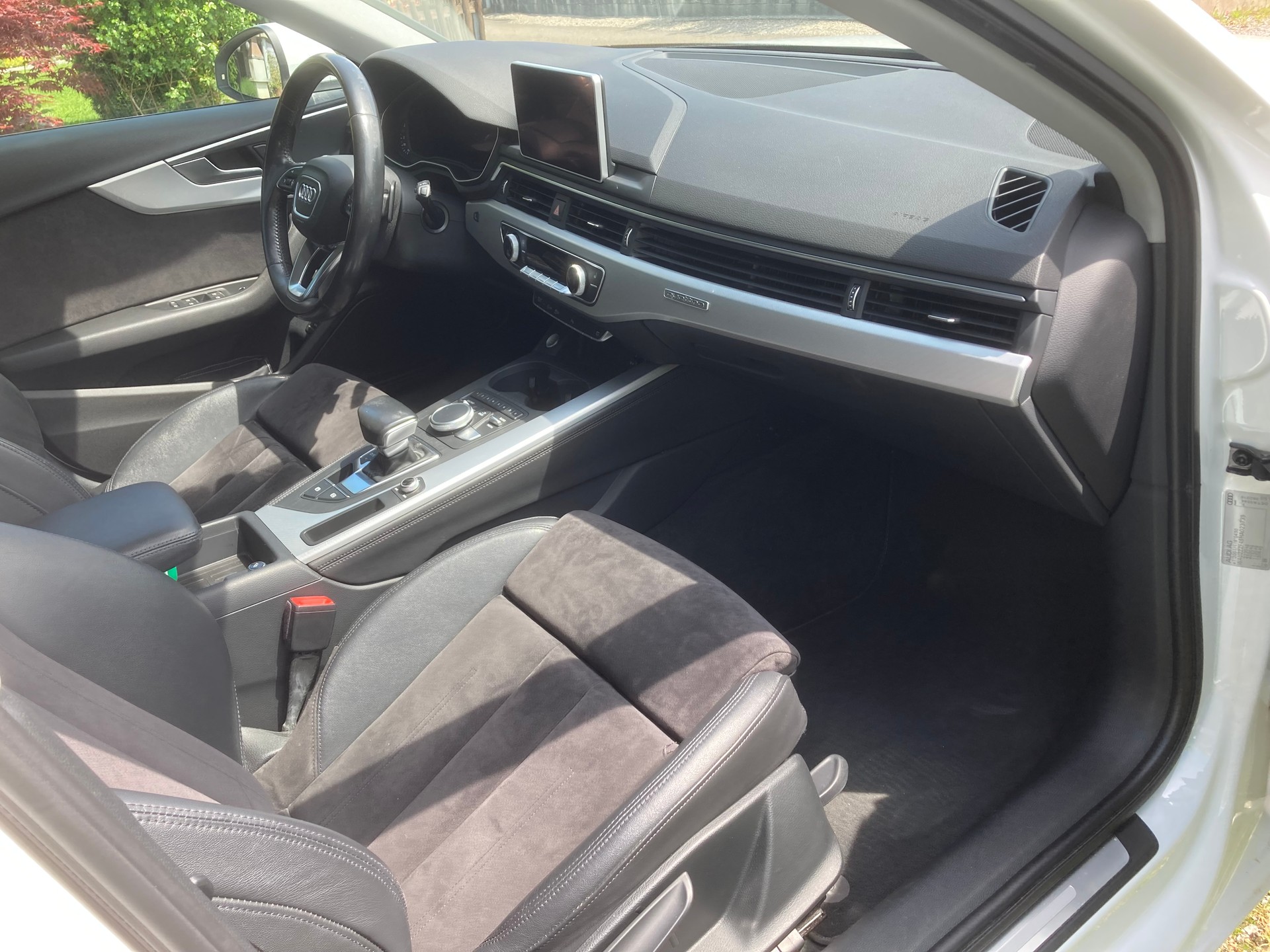 AUDI A4 Avant 2.0 TDI Design quattro S-tronic-image-6