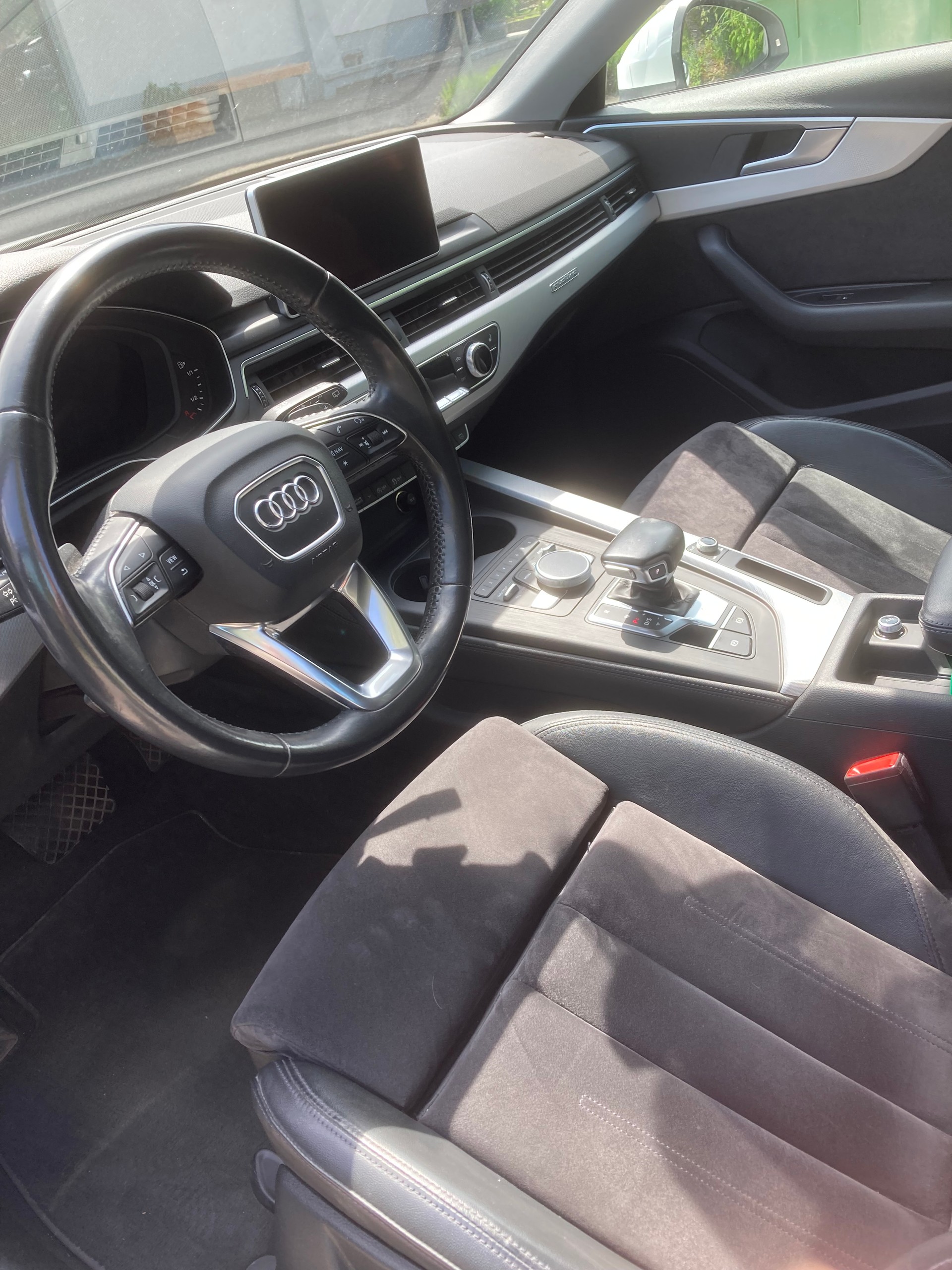 AUDI A4 Avant 2.0 TDI Design quattro S-tronic-image-4