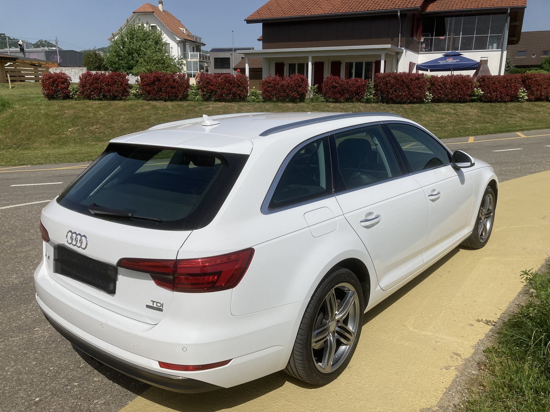 AUDI A4 Avant 2.0 TDI Design quattro S-tronic-image-2
