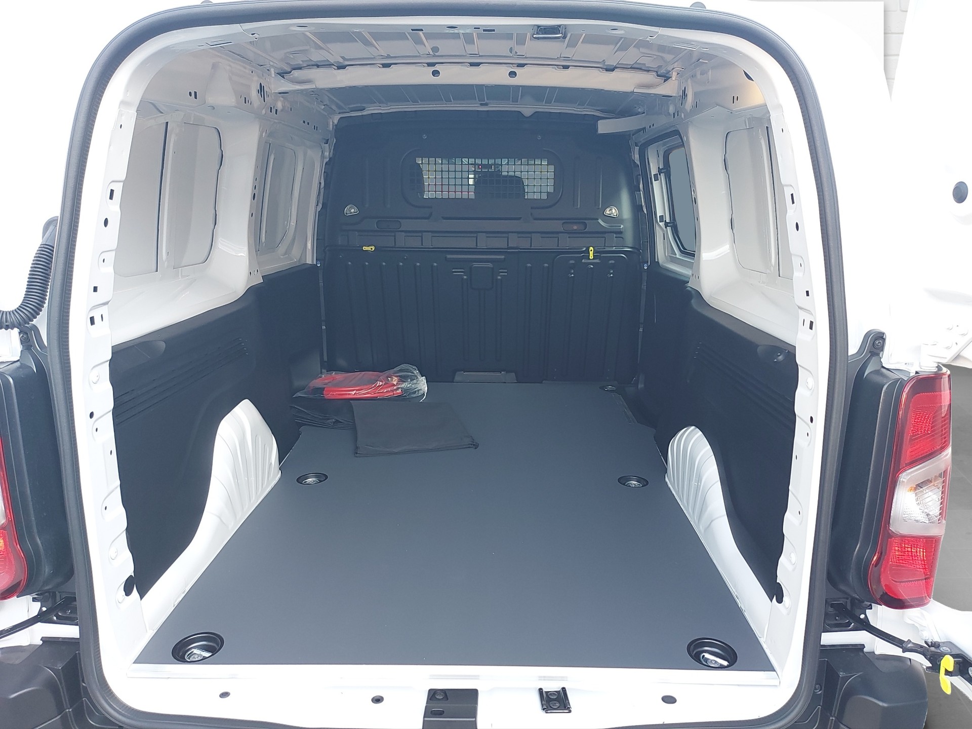 PEUGEOT e-Partner Kaw. 800 Long 50 kWh-image-11