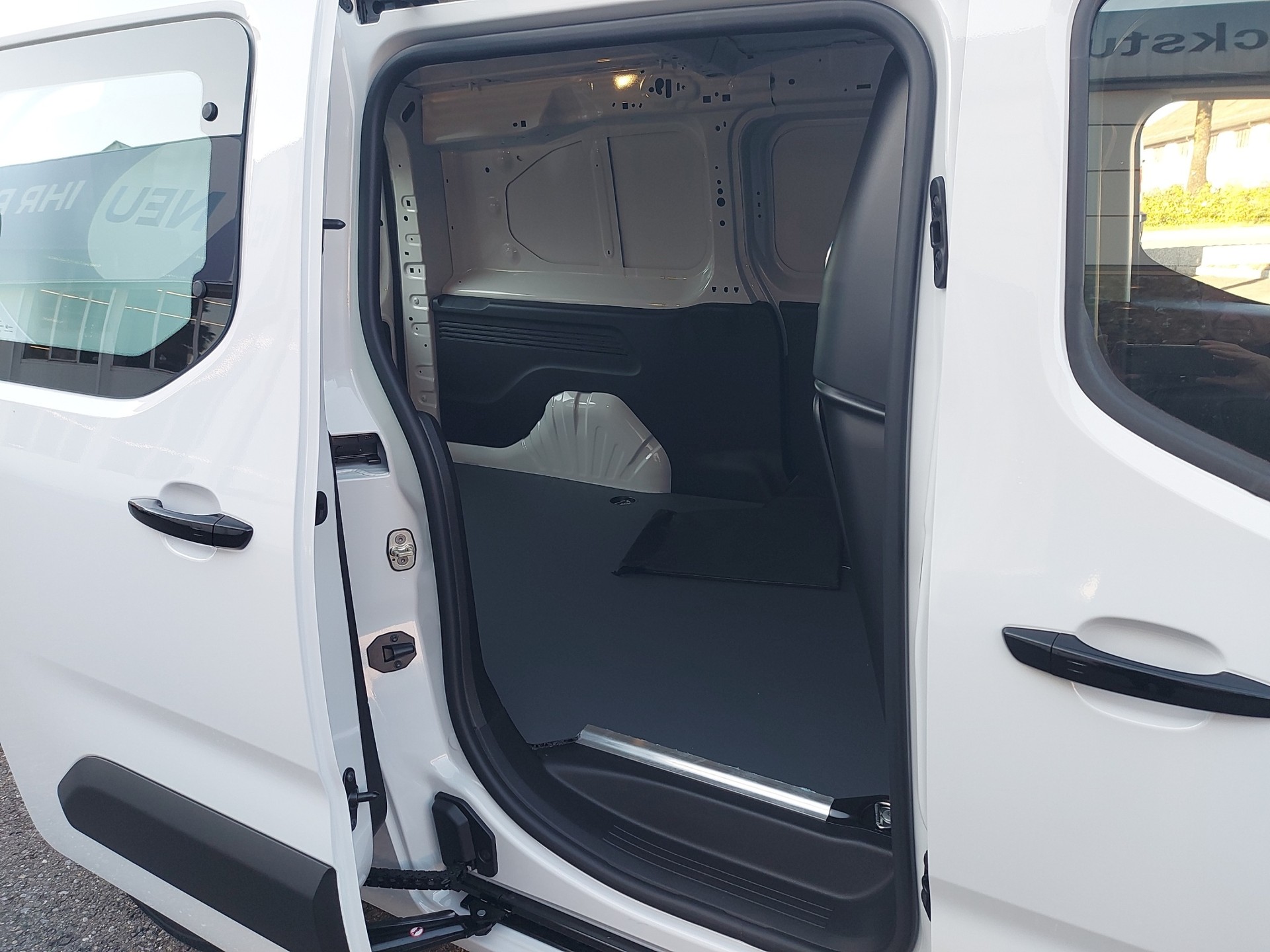 PEUGEOT e-Partner Kaw. 800 Long 50 kWh-image-10