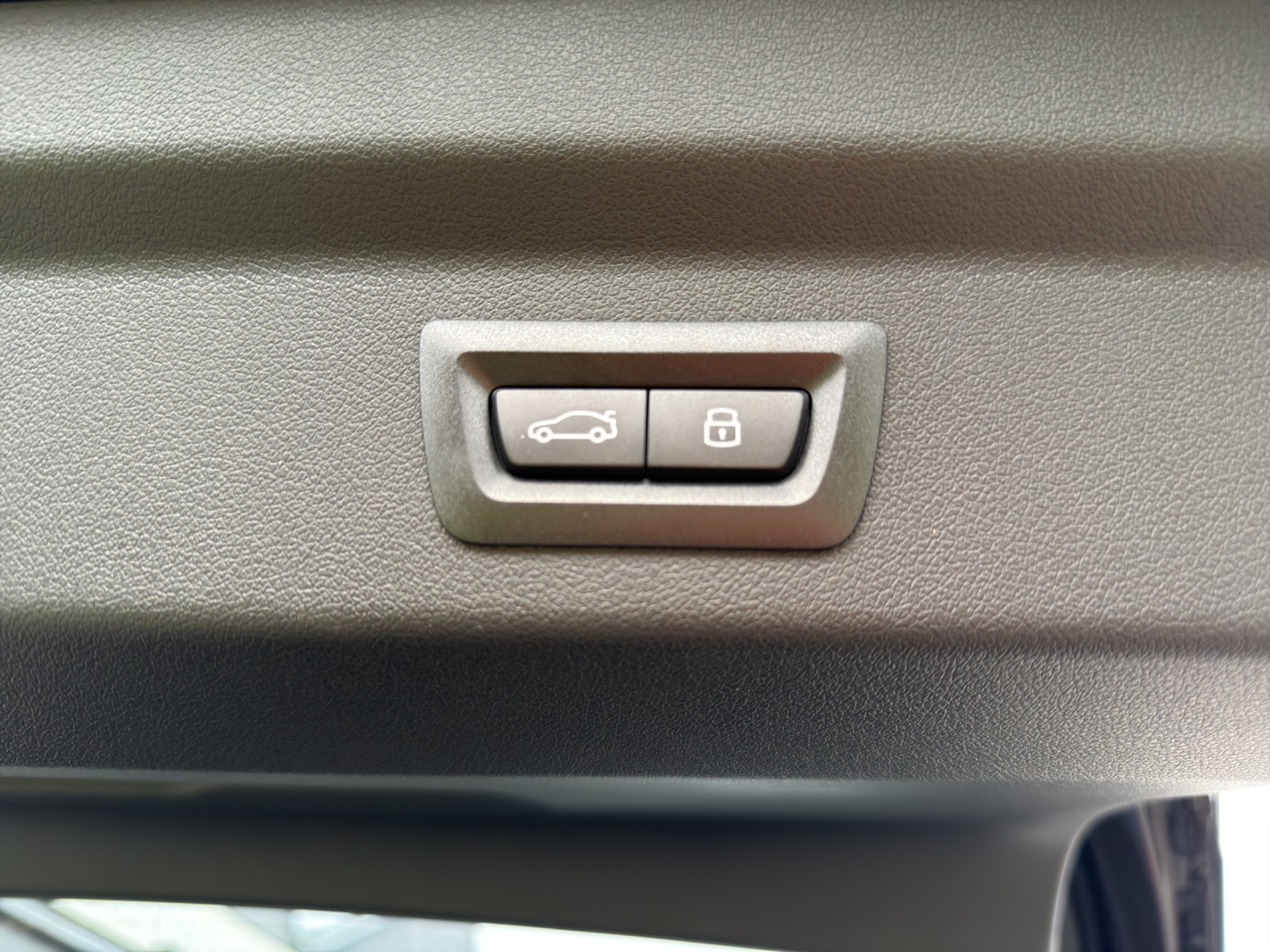 BMW iX2 eDrive 20 M Sport-image-18