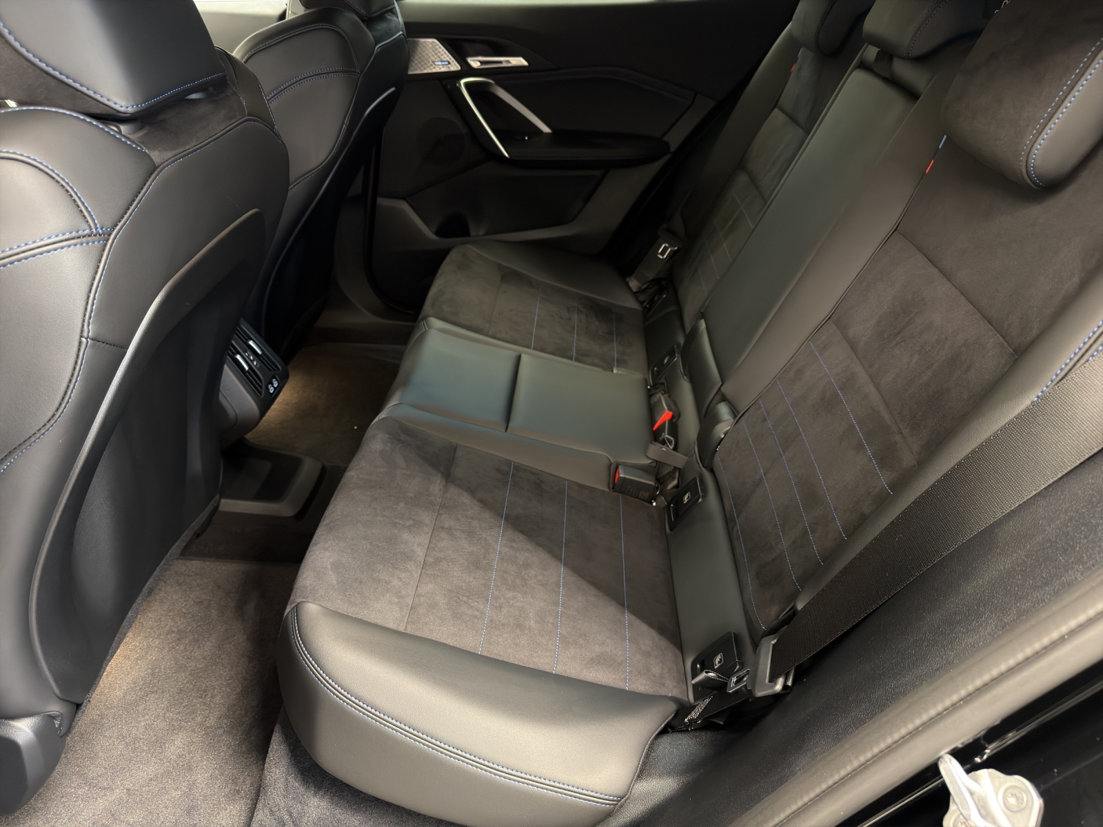 BMW iX2 eDrive 20 M Sport-image-10