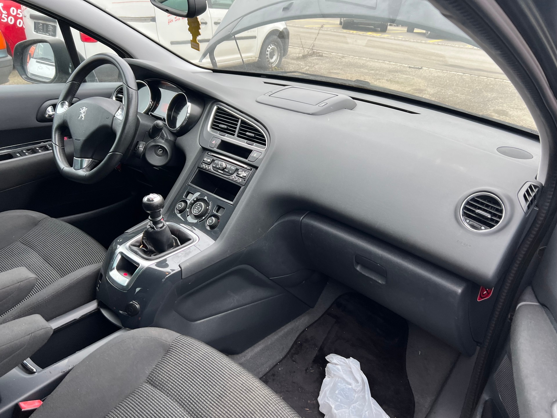 PEUGEOT 5008 1.6 16V T Swiss Edition-image-9