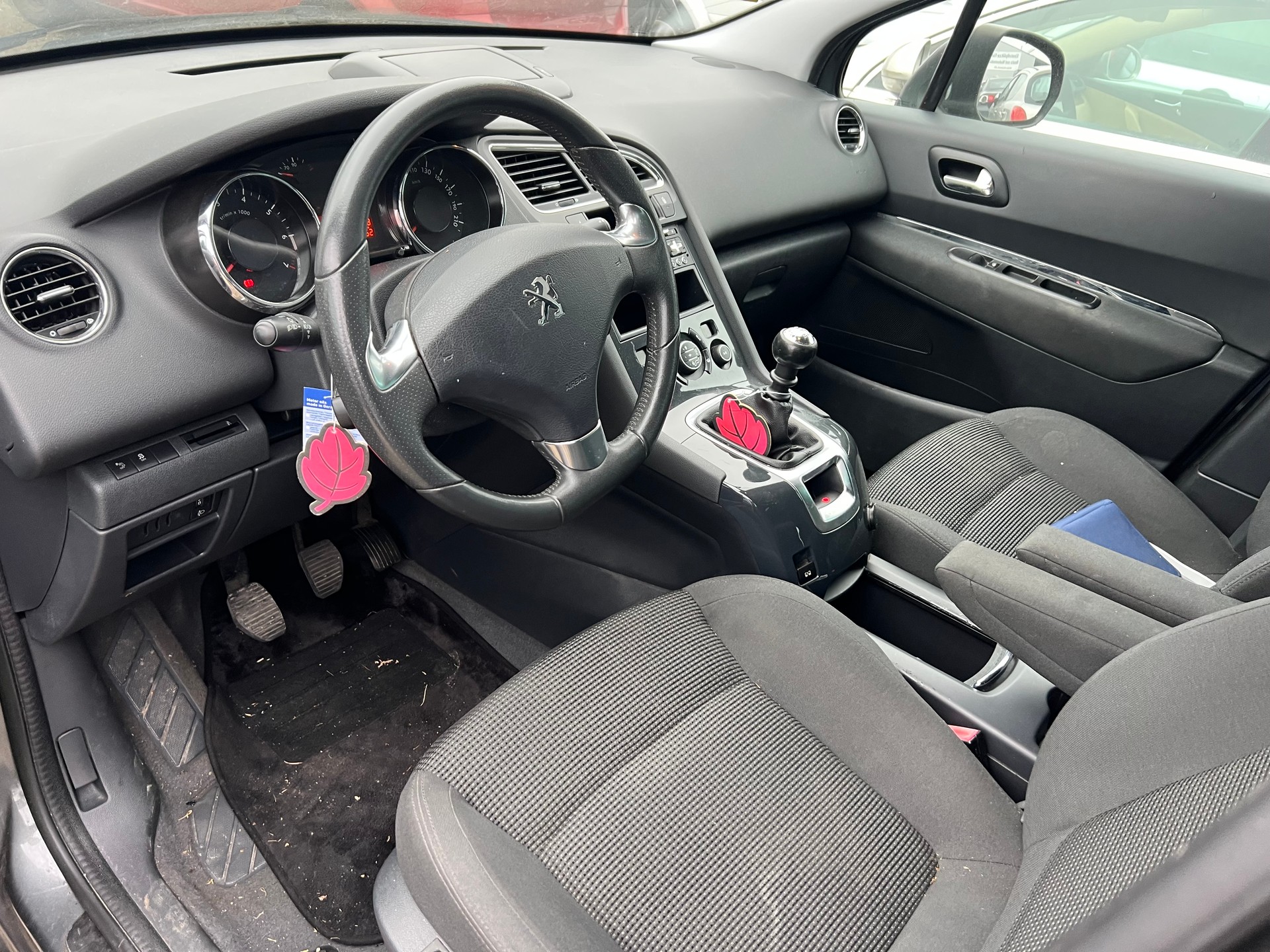 PEUGEOT 5008 1.6 16V T Swiss Edition-image-7