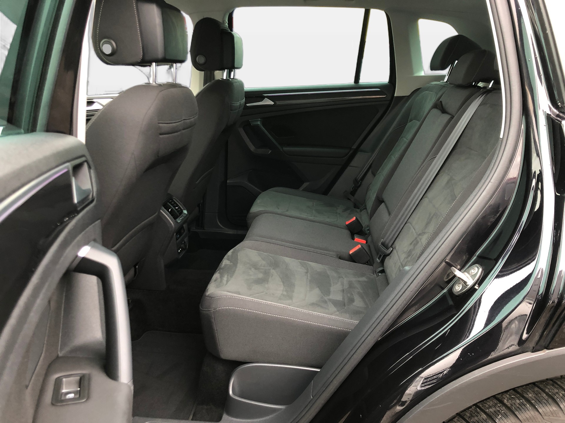 VW Tiguan 2.0 TDI SCR Elegance 4Motion DSG-image-12