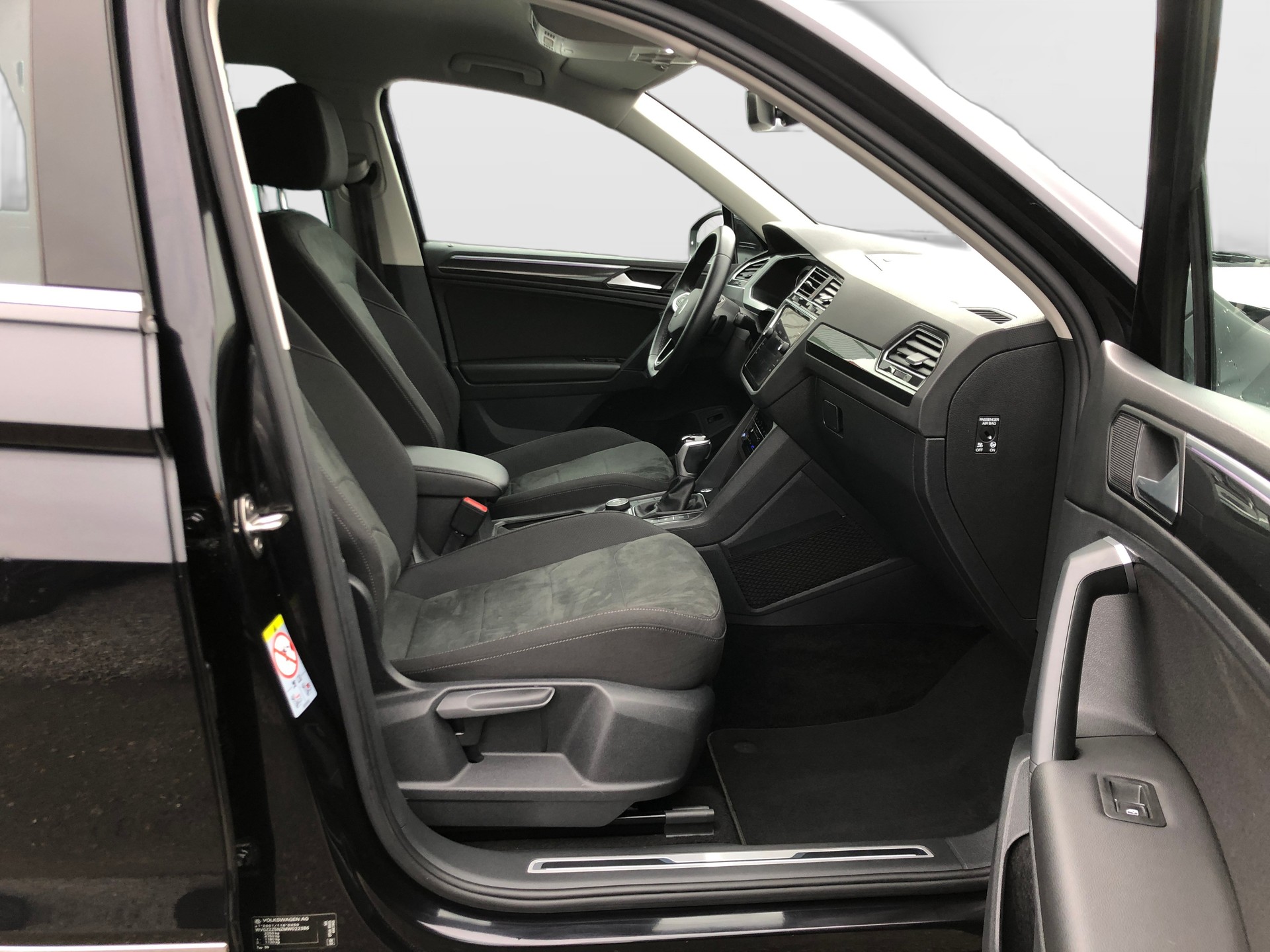 VW Tiguan 2.0 TDI SCR Elegance 4Motion DSG-image-11