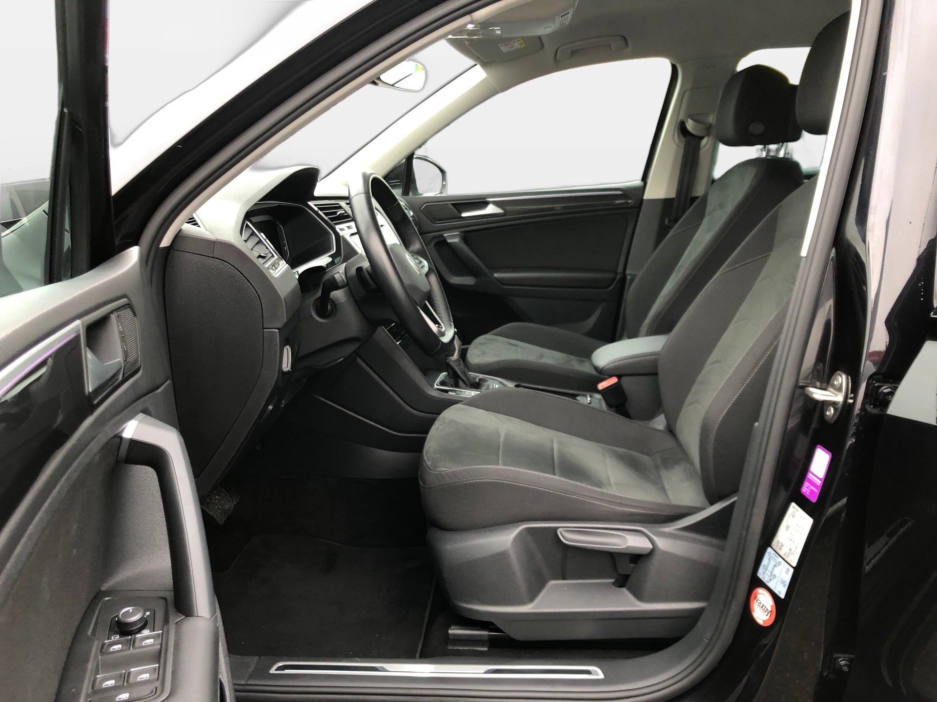 VW Tiguan 2.0 TDI SCR Elegance 4Motion DSG-image-10
