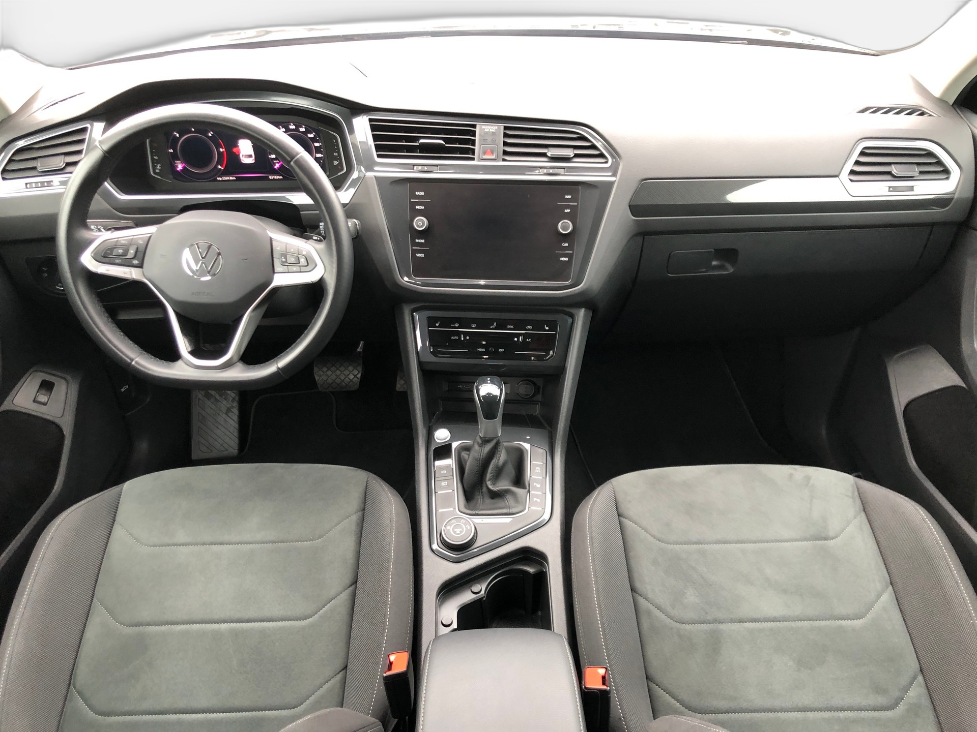 VW Tiguan 2.0 TDI SCR Elegance 4Motion DSG-image-9