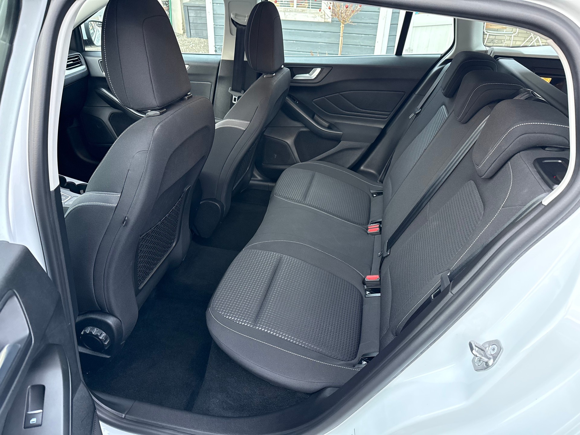 FORD Focus Station Wagon 1.5 EcoBlue 120 Cool & Connect-image-8