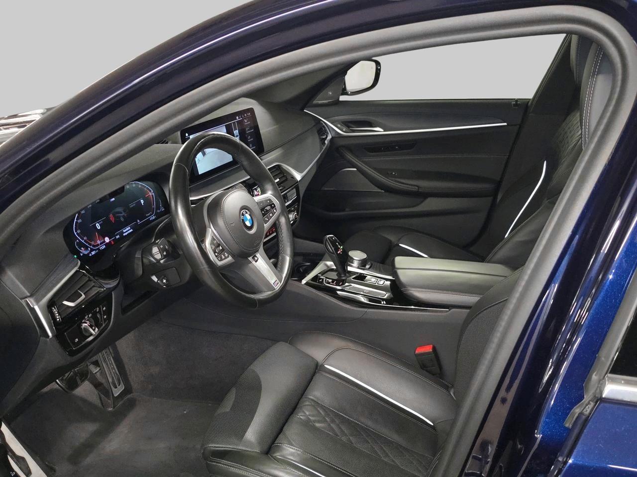 BMW 540i xDrive Touring M Sport-image-13