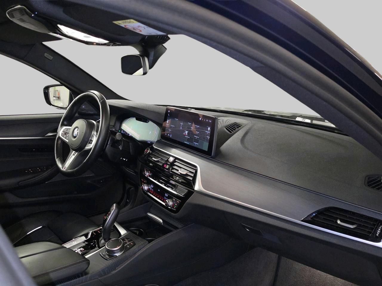 BMW 540i xDrive Touring M Sport-image-14