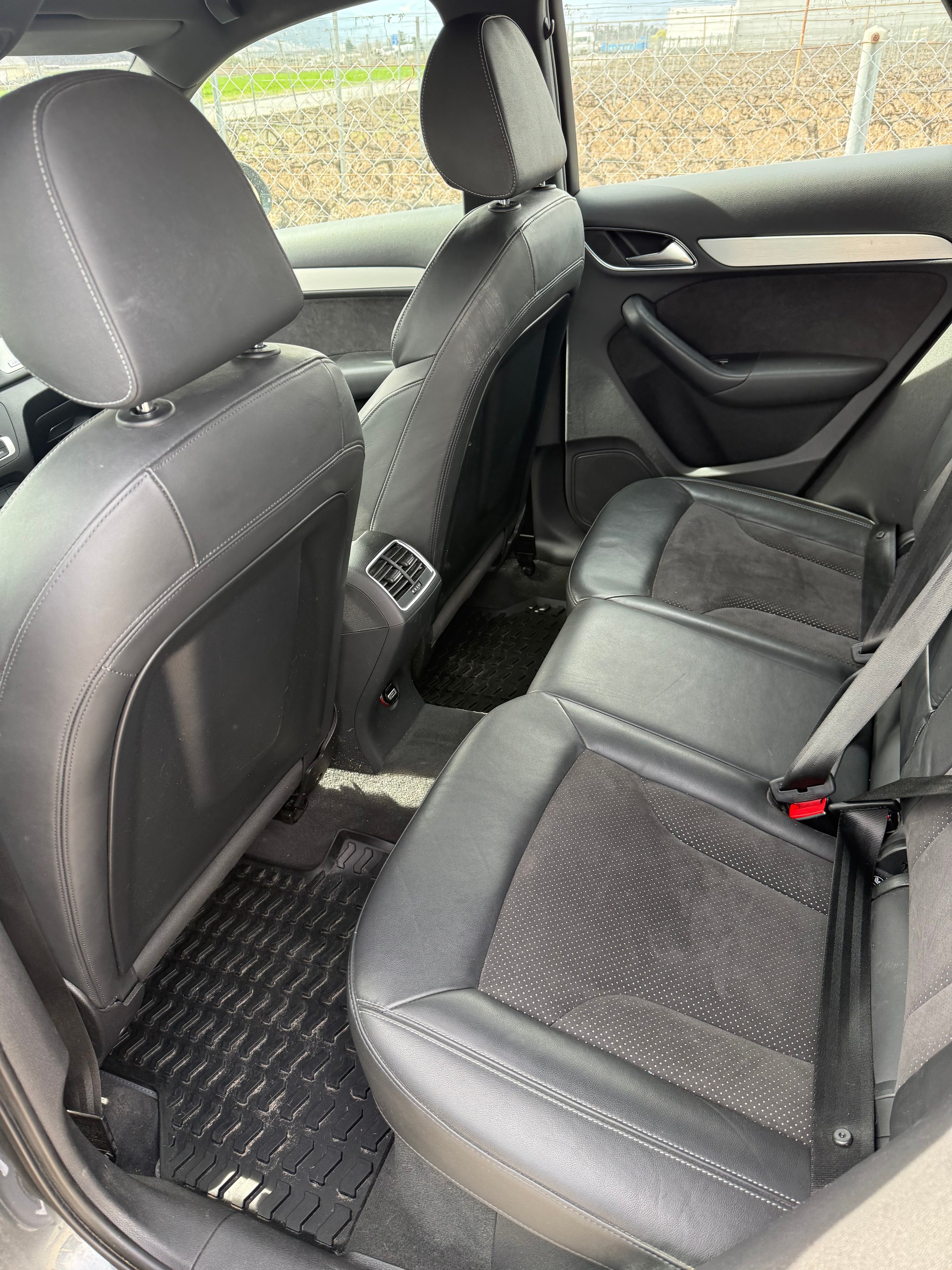 AUDI Q3 2.0 TFSI quattro S-tronic-image-2