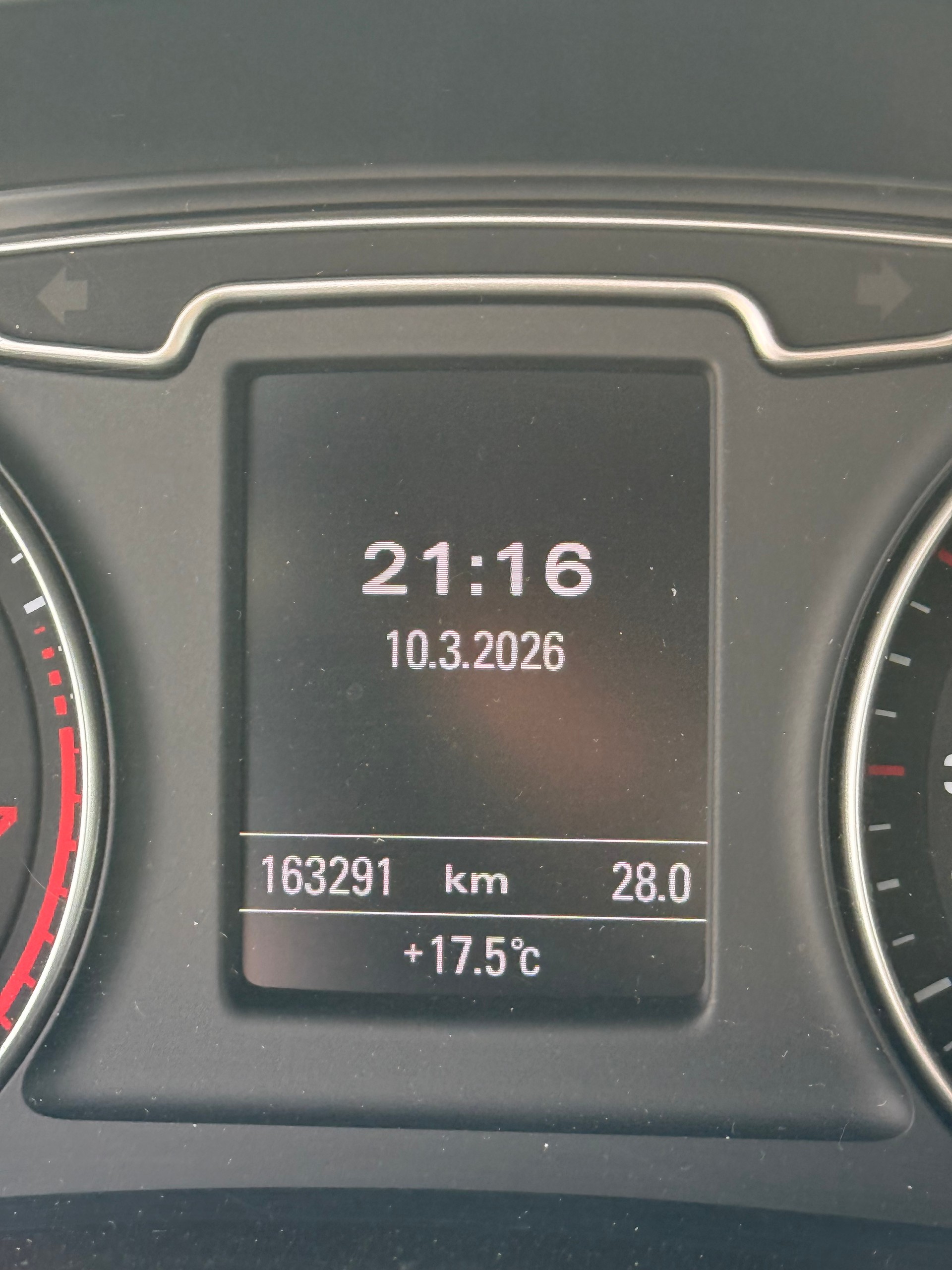 AUDI Q3 2.0 TFSI quattro S-tronic-image-6