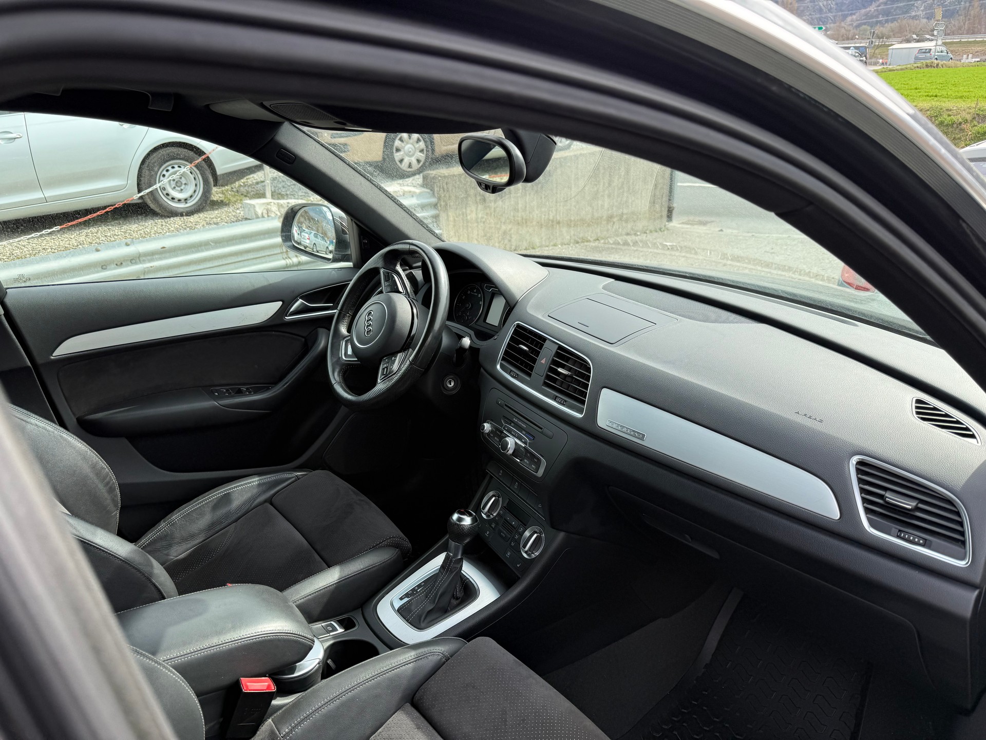 AUDI Q3 2.0 TFSI quattro S-tronic-image-9
