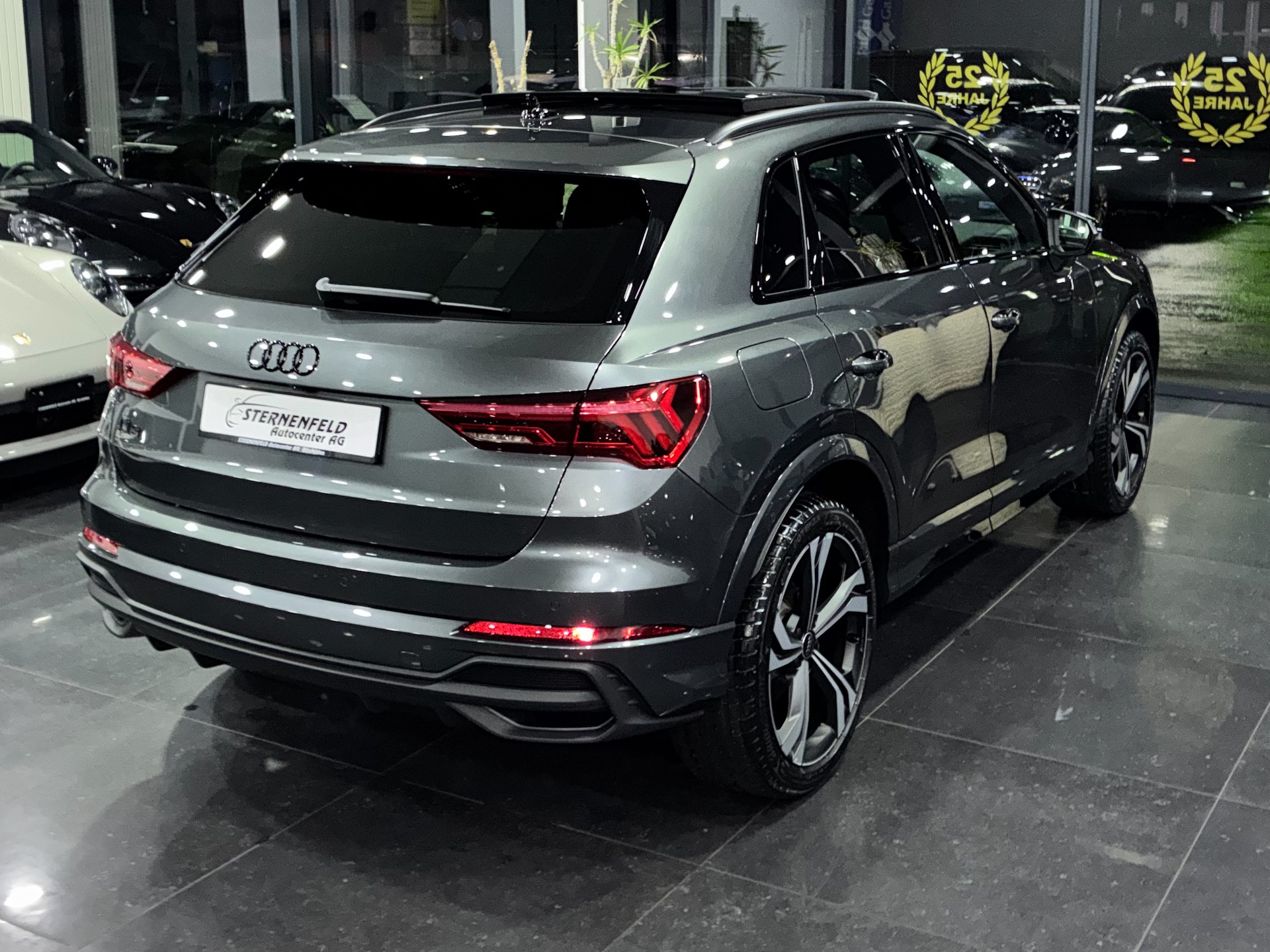 AUDI Q3 35 TFSI S line Attraction S-tronic-image-4